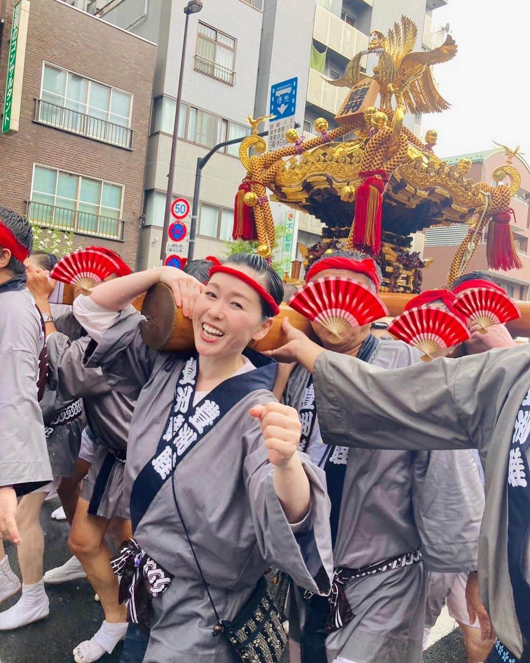 片桐千晶さんのインスタグラム写真 - (片桐千晶Instagram)「⁑ 6年ぶりの富岡八幡宮 例大祭。 ひっさしぶりに神輿担ぎました！  水かけ祭りなのでみんなびっしょびしょ。 全身筋肉痛でボロボロ、肩のあざもひどいけど 最高に楽しかったーーーー 悔いなし！！  #深川八幡祭り #富岡八幡宮 #江戸三大祭り #深川 #水かけ祭り #いや44000歩て！」8月15日 12時24分 - chiaki.katagiri333