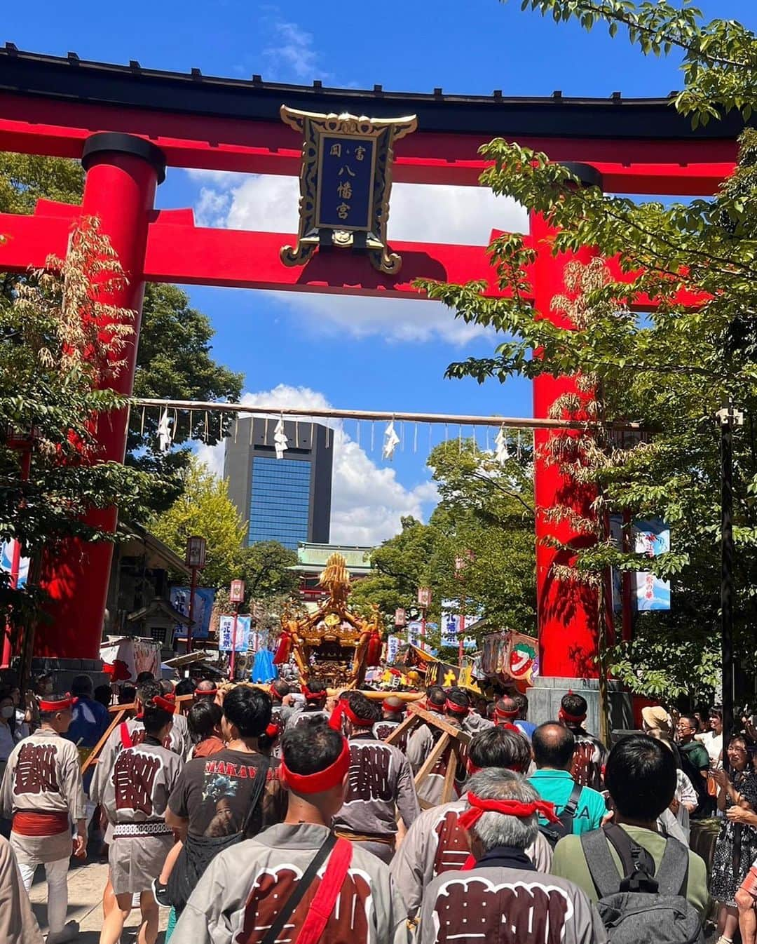 片桐千晶さんのインスタグラム写真 - (片桐千晶Instagram)「⁑ 6年ぶりの富岡八幡宮 例大祭。 ひっさしぶりに神輿担ぎました！  水かけ祭りなのでみんなびっしょびしょ。 全身筋肉痛でボロボロ、肩のあざもひどいけど 最高に楽しかったーーーー 悔いなし！！  #深川八幡祭り #富岡八幡宮 #江戸三大祭り #深川 #水かけ祭り #いや44000歩て！」8月15日 12時24分 - chiaki.katagiri333