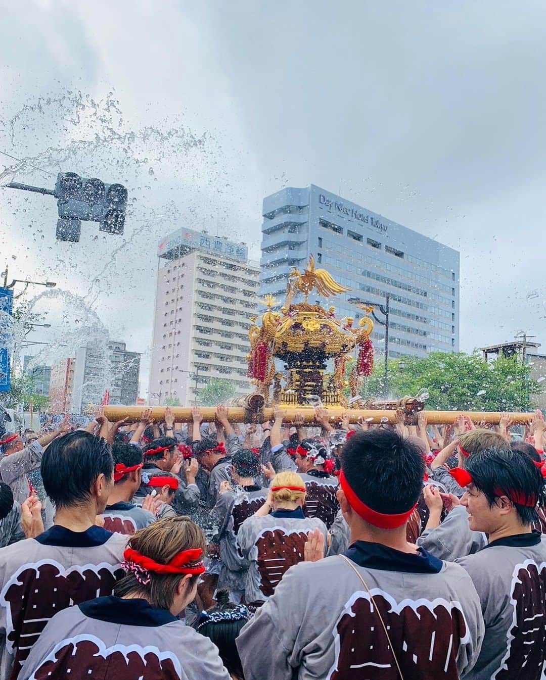 片桐千晶さんのインスタグラム写真 - (片桐千晶Instagram)「⁑ 6年ぶりの富岡八幡宮 例大祭。 ひっさしぶりに神輿担ぎました！  水かけ祭りなのでみんなびっしょびしょ。 全身筋肉痛でボロボロ、肩のあざもひどいけど 最高に楽しかったーーーー 悔いなし！！  #深川八幡祭り #富岡八幡宮 #江戸三大祭り #深川 #水かけ祭り #いや44000歩て！」8月15日 12時24分 - chiaki.katagiri333