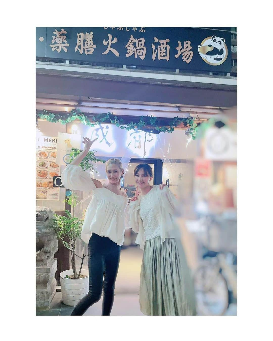 真鳳つぐみのインスタグラム：「. 先日、卒業ほやほやのうき（#白峰ゆり）と成都にてー❤️😙 卒業の日はお手伝いさせて頂きまして…😍 卒業を見送る事ができて、幸せでした💓 これからもよろしくね❤️  #卒業おめでとう㊗️ #この週は立て続けに2回会いました😂 #95期 #中華料理成都」