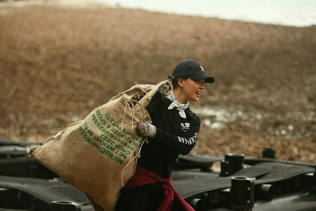 イム・セミのインスタグラム：「FOR CLEAN OCEAN @pesce.co   바다를 아끼고 보호하는 페셰의 해변청소에 (@seashepherd_korea )시셰퍼드 활동가로 흑미와 다녀왔습니다. 몇 년 동안 다닌 무의도의 쓰레기들은 여전히 수산어업의 쓰레기가 넘쳐납니다. 바다는 지구에서 가장 많은 이산화탄소를 흡수한다고 합니다. 우리는 바다를 보호하고 지켜야 합니다. 🐋  #pesce #seashepherd #페셰 #시셰퍼드코리아   📷color @leewooyeols black @1_starim」