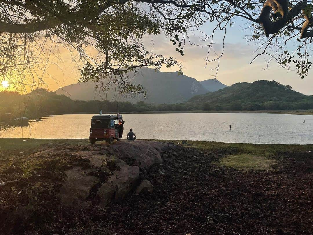 ステファノ・カルーゾさんのインスタグラム写真 - (ステファノ・カルーゾInstagram)「Buon ferragosto ⛱🇱🇰  #SriLanka #Colombo #RickshawRun #TheAdventirists #KimMattStefJourney#RickshawRiot #GlobetrottingLaughs #TrioTales #JourneyTogether #KimMattStef #ReunionInSriLanka #Monsoon_gliders #HaveFaithHaiti #CiaoBelli」8月15日 23時21分 - stef_caruso