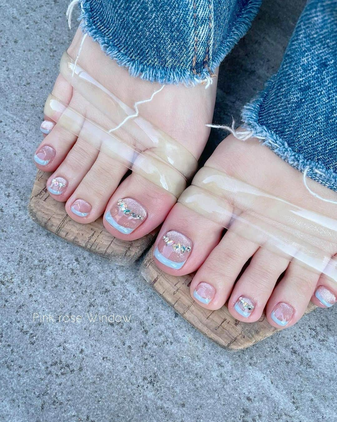 KAI32のインスタグラム：「. foot design🛁🫧 . ミルキーカラーでスキニーフレンチに♡ . 使用カラー☟ @mybee.tokyo  ナチュラルマグ002G使用。 ちゅるんカラーで肌に馴染みやすいからお気に入り！ . . #pinkrosewindow #pink_rose_window」