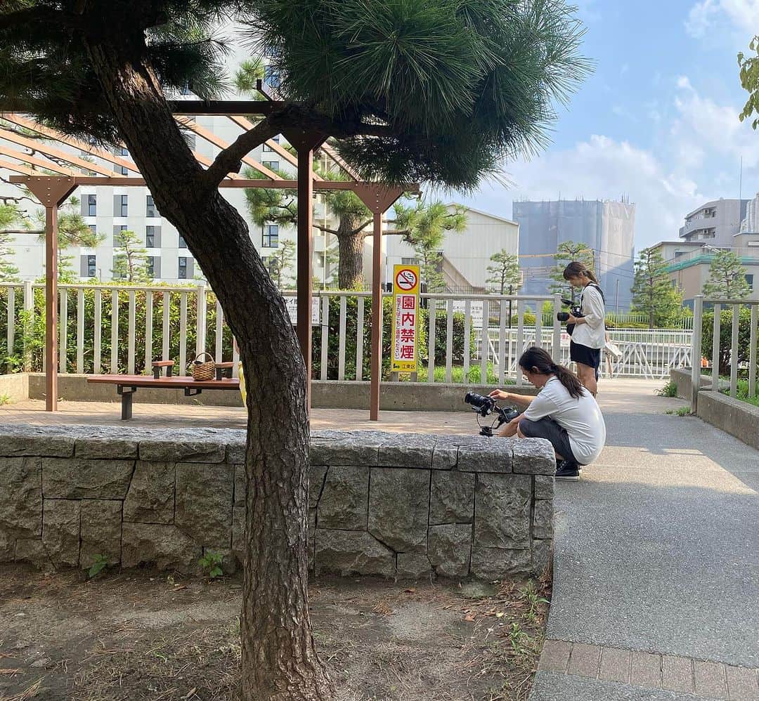 小坂明子のインスタグラム：「今日は私がプロデュースしている方のMV撮影でした。主人公は木の後ろに。さあ、誰でしょう？」