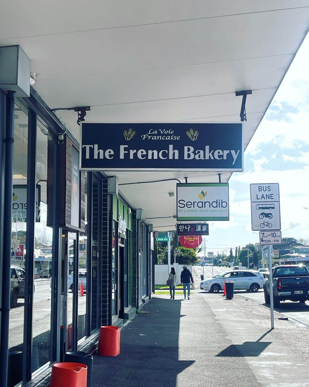 つがねゆきこさんのインスタグラム写真 - (つがねゆきこInstagram)「Auckland,New Zealand  ●la voie francaise @lavoiefrancaise  ○food&cafe  Aucklandいち美味しい‼︎ という口コミを見て気になっていた パン屋さん。  まさかの、 息子がお世話になったクラスの、 生まれも育ちもAucklandな日本人の子の パパママのお店でした🙌 （しかも初日に息子を迎えにきてくれて優しくて 親子共に心の拠り所だった子🥹）  平日も人がひっきりなし。 休日は行列。  ほら、バケットがカッコいいから🥖 サンドイッチ姿すらカッコいい。  そしてやっぱりシンプルに噛み締める美味しさ。 （こちらであんまり好みなパンに出逢っていなかっただけに沁みた🥹）  Aucklandのcity（Queen st）からだと 二階建てバスで行けるので ものすごく楽しくておすすめです。  Aucklandはバスが便利で Uberと同じくらい使っています。 だいたい空いてて最高✌️  ATというカード（こちらで言うSuica）を買うと、 アプリでルートも見れるし オンラインチャージもできて 電車バス船が乗れてかなり便利。  #Auckland #NewZealand #bakery」8月15日 21時56分 - yukiko_tsugane