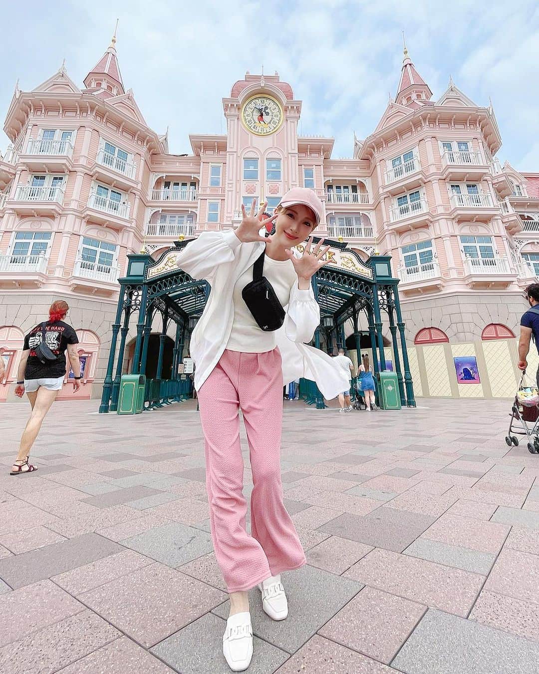 瀬戸早妃のインスタグラム：「パリ旅行の振り返り📷💓 念願のDisneyland ParisとWalt Disney studios🏰🇫🇷  かわいいピンクのお城がお出迎えしてくれました〜🎀  おどろいたことは、 全体的に日本よりも乗り物がこわいのです…😱  タワー・オブ・テラーとか余裕かと思ってたら、日本のと全然ちがかった💦 めちゃくちゃ絶叫マシンでした🗼笑  あと、studioの方にありえないほどの恐ろしい乗り物がありました。 3.2.1 ドーン！のドドンパみたいな…それでいてスペースマウンテンの3倍くらいの体感速度でドーム内駆け抜けるの。 あれは、絶叫マシン好きな私にもギリギリだったので子供のっちゃだめなやつです🚀笑  カチューシャも、Paris限定とかあるのかな？と下調べしないで行ったら、世界共通と言われてガーン。笑 せっかくなのでカラフルなユニコーン🦄にしました🌈  円安でインフレで、とにかく物価が高くて何するにも高くて異常だったけど、ひたすら楽しかったです💓 ちなみに丸一日居たけど、日本人ほんっっとに見ませんでした🤯 一人もいなかったかも、少なくても、見かけはしませんでした✨  🇯🇵の満足度はすごいんだなぁ、 日本のチケットが日によっては1万円と話題になっていましたが、世界のディズニーに比べたらまだまだ📈割安です🤭  #disneylandparis #disney #disneyland #waltdisneystudios  #disneystudiosparis #ディズニーランドパリ #パリディズニー #paris #france #フランス旅行 #フランス旅行記 #フランス旅行🇫🇷」