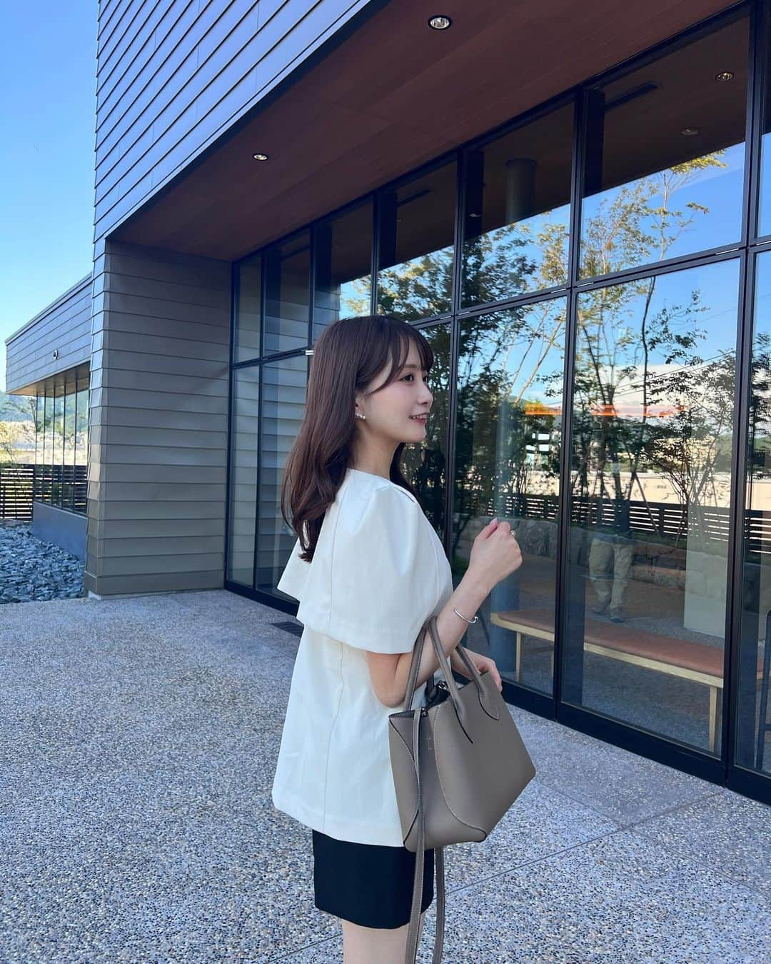 MIYUさんのインスタグラム写真 - (MIYUInstagram)「👜 @bonaventura.official ♡ ▶︎size : スモール ▶︎color : エトープ🍂(ホワイトのステッチが可愛い🪡)  コンパクトなのにたくさん入るからすごくお気に入り ロゴがないので、どんなスタイルにも合う！ #ボナベンチュラ #bonaventura」8月15日 21時57分 - miyu__.oo