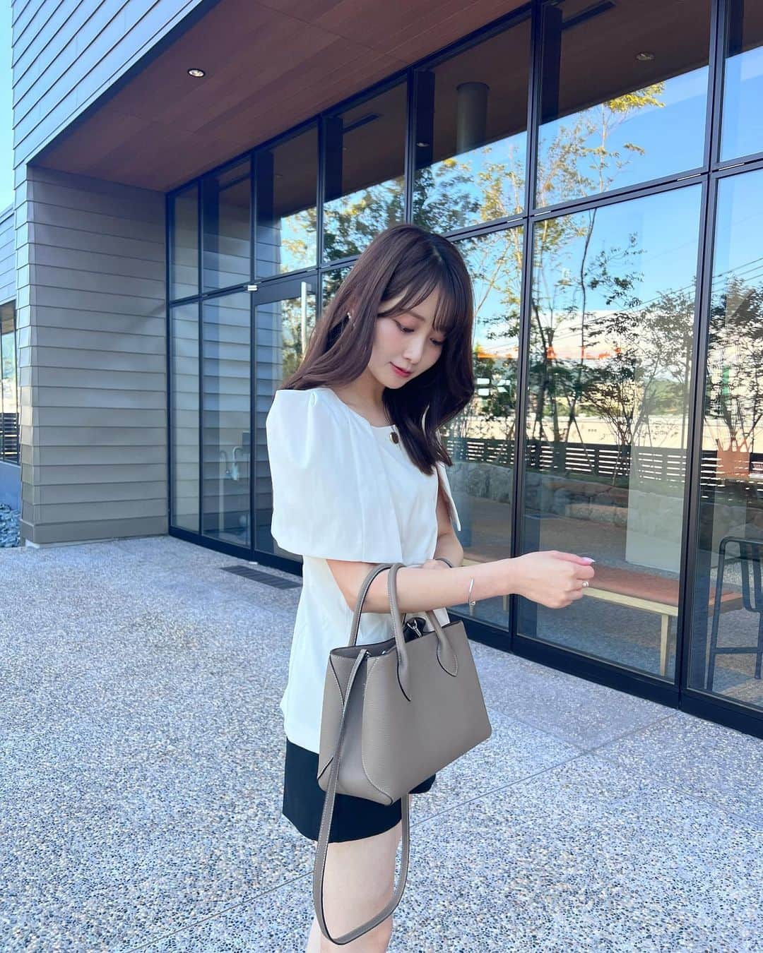 MIYUさんのインスタグラム写真 - (MIYUInstagram)「👜 @bonaventura.official ♡ ▶︎size : スモール ▶︎color : エトープ🍂(ホワイトのステッチが可愛い🪡)  コンパクトなのにたくさん入るからすごくお気に入り ロゴがないので、どんなスタイルにも合う！ #ボナベンチュラ #bonaventura」8月15日 21時57分 - miyu__.oo