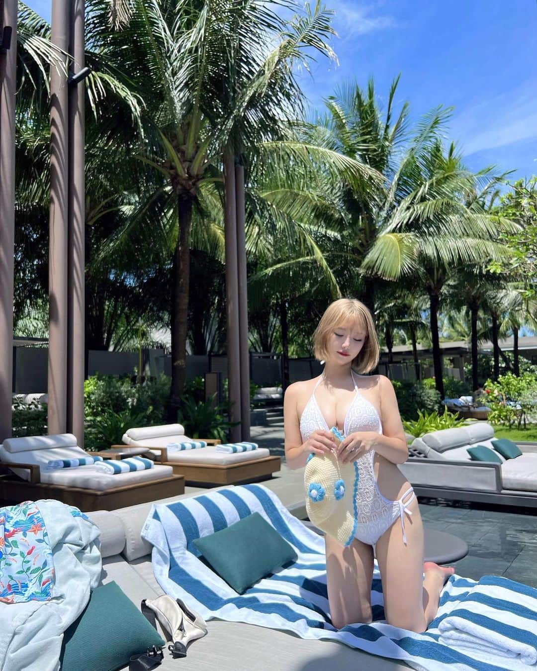 RIKAのインスタグラム：「金髪なじんできた👩🏼🍼🐬🩵 むかしプーケットで買った水着ずっとかわいい🥥  #regentphuquoc」