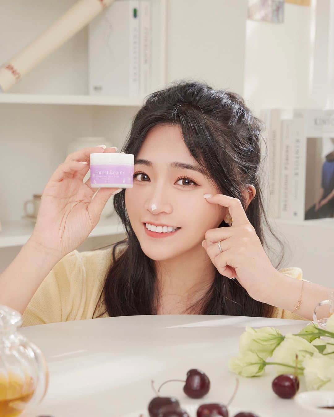 のインスタグラム：「📢('ᴗ' )و文末抽抽抽 -已抽出- 你們有推薦什麼劇嗎(ˊσ̴̶̷̤ ₋̮̑ σ̴̶̷̤ˋ)ॽ͙ 每天都在等長相思更新～💭 （讚嘆演員們高清畫質下的肌膚狀態呀✨✨ 最近熱衷減法保養～懶人精簡護膚～ 瓶瓶罐罐感覺增加了肌膚的負擔⋯꩜꩜꩜ 前陣子認識到了寶藏保養品牌✌︎( ˙-˙︎︎︎ )⁺⁹⁹⁹ \氧顏森活 @forestbeauty_official / 他們今年新推出的茶面膜與保養品 主打只要簡單兩步驟就可以完成日常保養 完全打中我的心.ᐟ.ᐟ.ᐟ   這次氧顏森活森果茶多酚系列不僅推出兩款新面膜 矢車菊康普茶酵母機能面膜、野薑花文山清茶修護面膜   更同步推出了茶的保養品🍵 有精華露與凝霜   ☀️在炎熱的夏天就要選擇清爽的保養品來給肌膚喝水保濕與修復ᕳ♡ᕲ   洗完臉第一步─𖤐高效彈嫩兒茶素精華露 這瓶真的不得了～不僅質地清爽好吸收 還添加了超導型兒茶素Imdermalab® X-EGCG 讓肌膚保濕、抗老 感覺擦完彈彈嫩嫩的  後續保養吸收更迅速   擦完精華露後再使用凝霜鎖水 像最近常常冷氣房跟戶外穿梭🥶🥵🥶🥵 皮膚的油水容易失衡 矢車菊康普茶機能調理水凝霜就很適合調理油水失衡的狀況 其中的康普茶萃取液能夠幫助肌膚平衡與穩定 擦完不僅感覺清爽又保濕、出油的狀況也改善許多 而且肌膚的光澤也明顯更透亮了✨ 只要簡單一瓶精華露跟一罐凝霜 就可以完成日常保養～真心喜歡💕   到了晚上我會看膚況 在拍完精華露後多加一個敷面膜的步驟 後續再用凝霜加強保養 讓肌膚有更完整的修護與保濕   氧顏森活面膜真的是用過就回不去.ᐟ.ᐟ.ᐟ 這次兩款新的茶多酚面膜 一次照顧好敏弱跟油水失衡的問題 淡淡的茶香也好療癒 只需要15分鐘就能備受呵護～好幸福呀～   而且隔天起床那個水潤感自己都會驚艷.ᐟ   超級推薦氧顏森活的茶多酚系列 來試試吧 ദ്ദി˶ｰ̀֊ｰ́ )✧  🎁散播歡樂散播愛時間🎁 只要在這則貼文按愛心+留言回答‘你們一週敷幾次面膜ॽ͙‘ 📅就會抽出3位幸運兒可以獲得氧顏森活的 ⊹矢車菊康普茶酵母機能面膜、野薑花文山清茶修護面膜、、乙盒(隨機不挑款)⊹   #氧顏森活 #Forestbeauty #寶雅獨家 #養顏創舉」