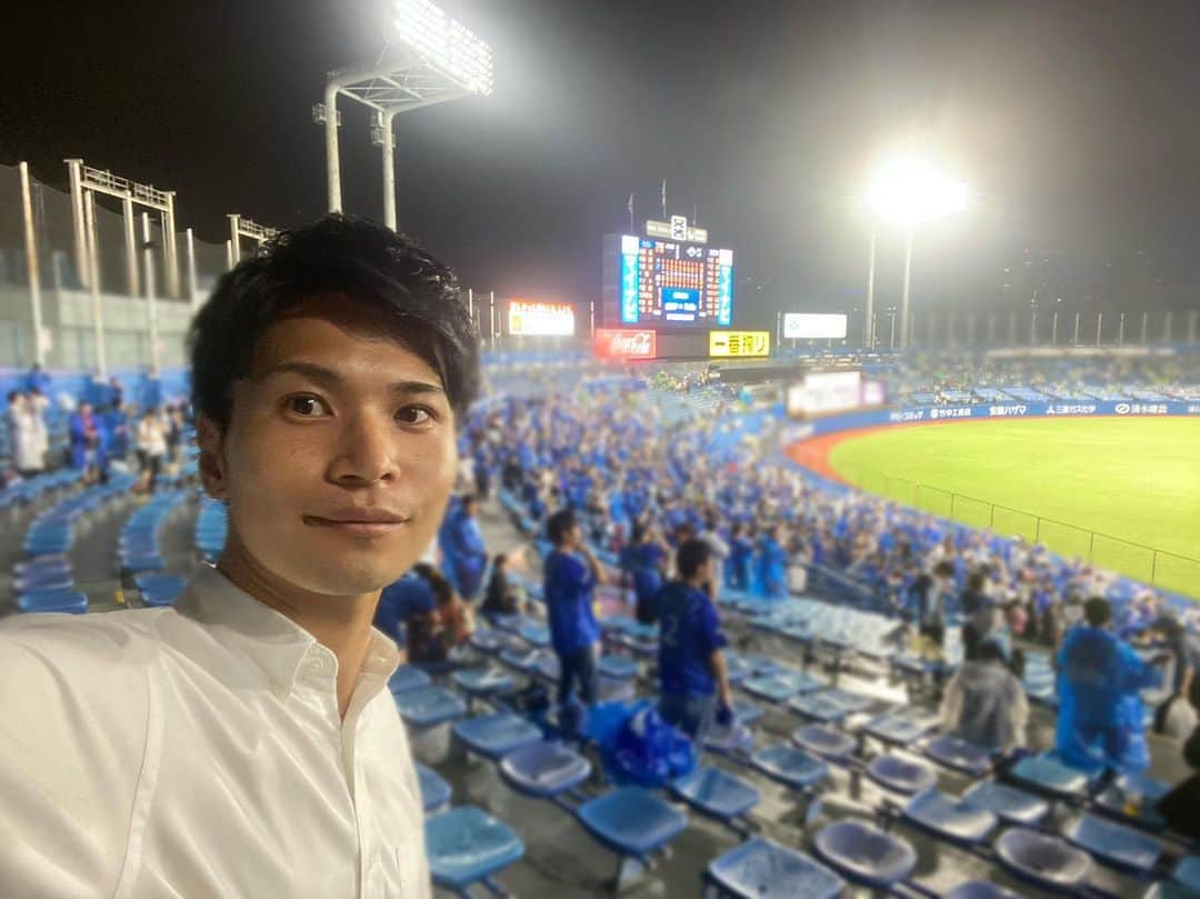 山田弥希寿のインスタグラム：「＼横浜優勝／ 神宮球場に行ってきました！ 13安打9得点！5本のHR！神宮で横浜花火大会🎆 バウアー投手9勝目でヒーローに！ スタンドで一緒にやるデスターシャ気持ちいい！！！ ナイスゲームでした！！！  #baystars #横浜頂戦 #横浜DeNAベイスターズ #山田みきとし」