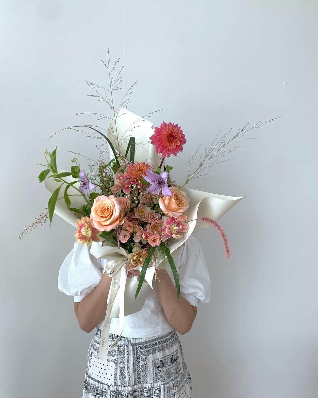 플로리스트 이주연 florist Lee Ju Yeonのインスタグラム：「. . 원데이클래스에서 진행한 핸드타이드🫶🏻 시원한 여름꽃다발  . #바네스꽃다발 #여름꽃다발  . 바네스플라워 VANESS FLOWER . Katalk ID vaness52 E-mail vanessflower@naver.com . Paypal payment possible . 서울시 중구 청파로464 브라운스톤서울 101동2806호 📞02-545-6813」