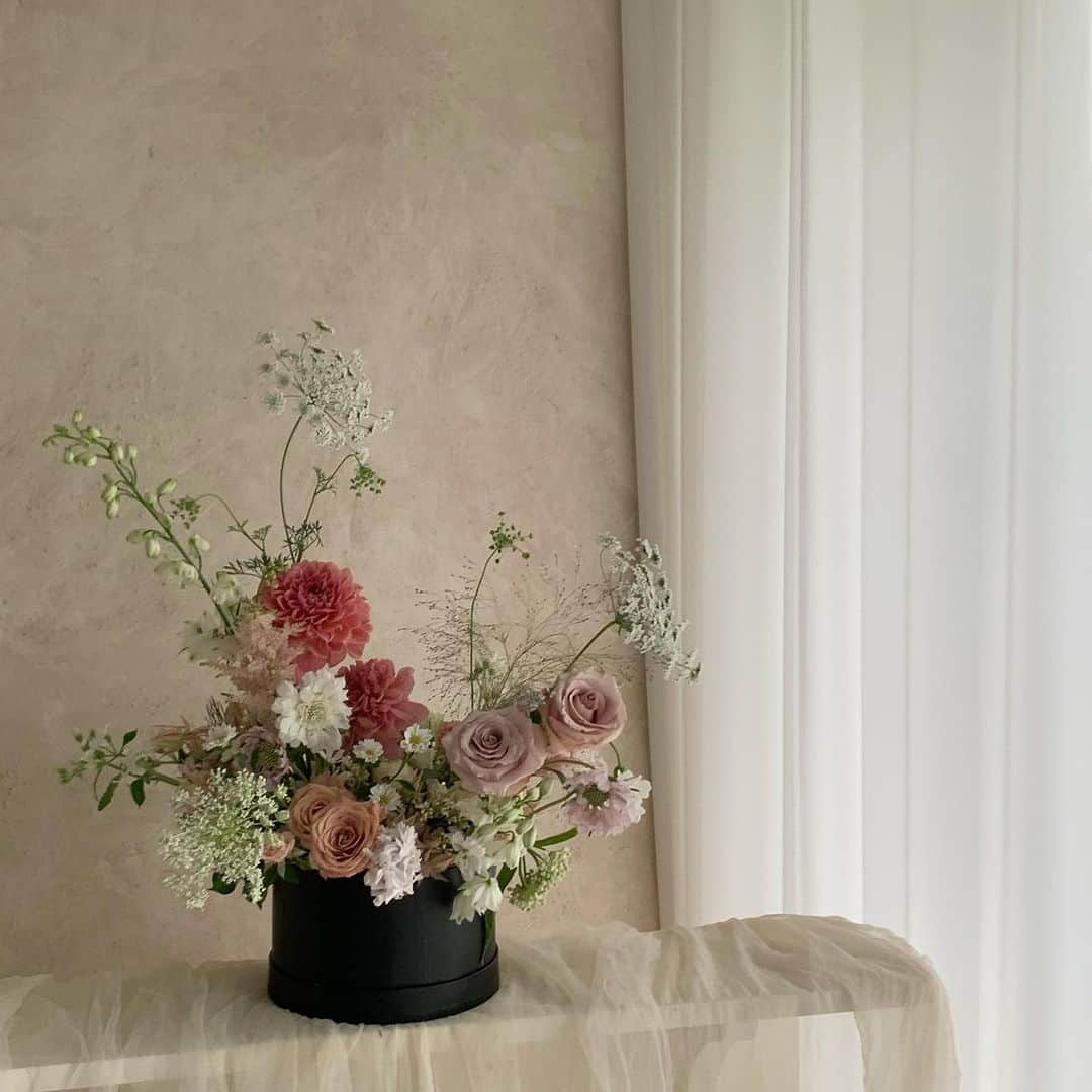 플로리스트 이주연 florist Lee Ju Yeonさんのインスタグラム写真 - (플로리스트 이주연 florist Lee Ju YeonInstagram)「. . Flower box 🩶 . #flowerbox #플라워박스 . 바네스플라워 VANESS FLOWER . Katalk ID vaness52 E-mail vanessflower@naver.com . Paypal payment possible . 서울시 중구 청파로464 브라운스톤서울 101동2806호 📞02-545-6813」8月15日 21時59分 - vanessflower