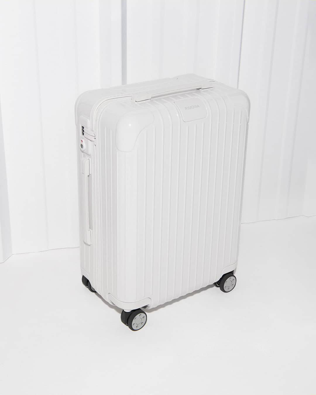 リモワさんのインスタグラム写真 - (リモワInstagram)「A suitcase made for purposeful journeys — the RIMOWA Essential Cabin in White.   #RIMOWA #RIMOWAessential」8月15日 22時00分 - rimowa