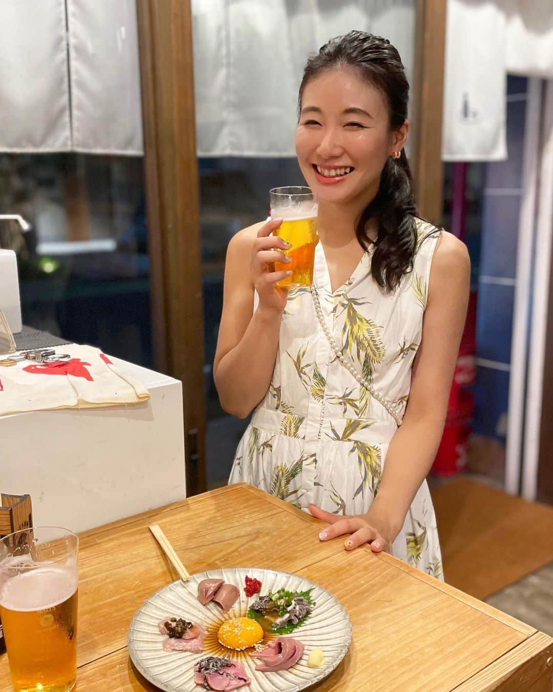 島津久美子さんのインスタグラム写真 - (島津久美子Instagram)「博多の立ち飲みにハマった夏😚☀️🍺 姉との女子会👭楽しかった🫶  女同士でも気軽に気楽にサクッと入れて、一品料理も美味しい立ち飲み屋さんが博多の街には沢山ありました🥹❤️ 特にどハマりしたのが、こちらのお店のせんべろメニューと新鮮な鳥刺し😍🐓 一人前では足りず追加注文に、連日訪れてしまいました😂 また姉に開拓してもらい次回の帰省を楽しみにしたいと思います😎🍺✨ #立ち飲み #博多グルメ #鳥刺し最高 #にどね #福岡グルメ #立ち飲み女子 #ビール好き #アナウンサー #帰省中 #ilovebeer #lovebeer #fukuoka」8月15日 22時00分 - kumiko_shimazu