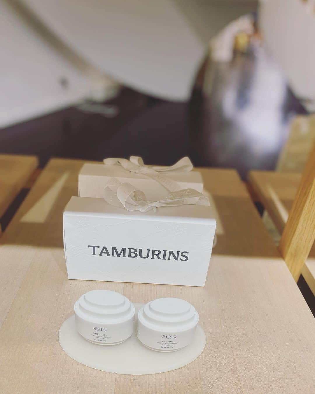 aiaiさんのインスタグラム写真 - (aiaiInstagram)「行きましたー TAMBURINS(タンバリンズ) フラッグシップストア 新沙  @tamburinsofficial   カロスキルの一本西の道に 面しているフラッグシップストア。 カロスキルは狎鴎亭にある 昔からおしゃれなお店が立ち並ぶ 人気のストリート。  #タンバリンズ #tamburins  #韓国 #韓国ブランド #韓国コスメ  #フレグランス #フレグランスミスト」8月15日 22時00分 - saltaiai