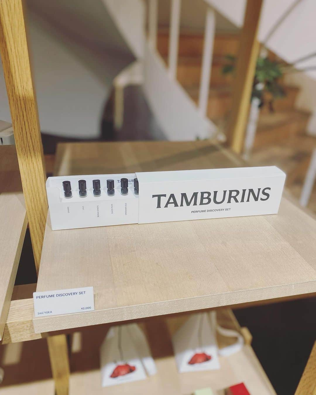 aiaiさんのインスタグラム写真 - (aiaiInstagram)「行きましたー TAMBURINS(タンバリンズ) フラッグシップストア 新沙  @tamburinsofficial   カロスキルの一本西の道に 面しているフラッグシップストア。 カロスキルは狎鴎亭にある 昔からおしゃれなお店が立ち並ぶ 人気のストリート。  #タンバリンズ #tamburins  #韓国 #韓国ブランド #韓国コスメ  #フレグランス #フレグランスミスト」8月15日 22時00分 - saltaiai