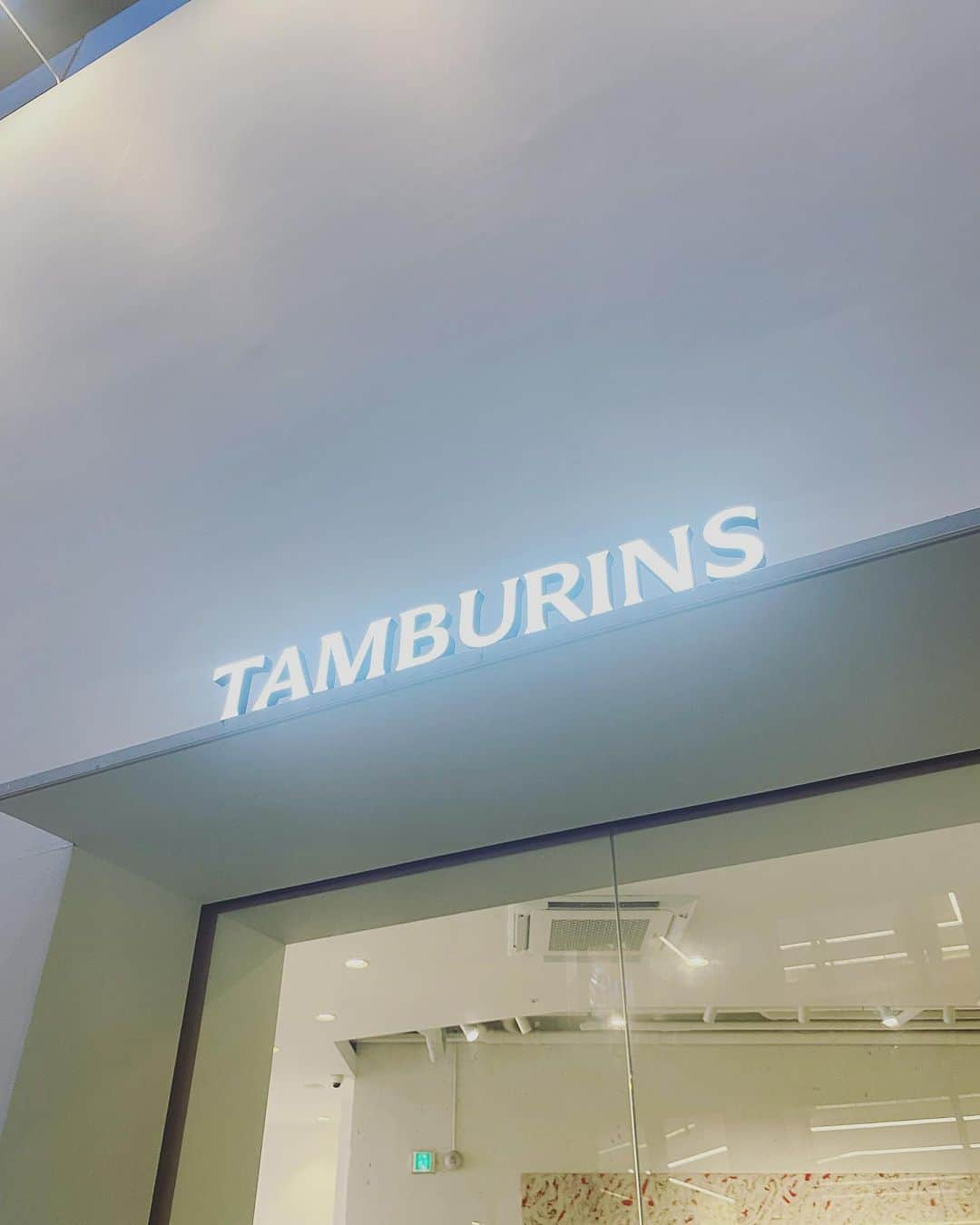 aiaiさんのインスタグラム写真 - (aiaiInstagram)「行きましたー TAMBURINS(タンバリンズ) フラッグシップストア 新沙  @tamburinsofficial   カロスキルの一本西の道に 面しているフラッグシップストア。 カロスキルは狎鴎亭にある 昔からおしゃれなお店が立ち並ぶ 人気のストリート。  #タンバリンズ #tamburins  #韓国 #韓国ブランド #韓国コスメ  #フレグランス #フレグランスミスト」8月15日 22時00分 - saltaiai