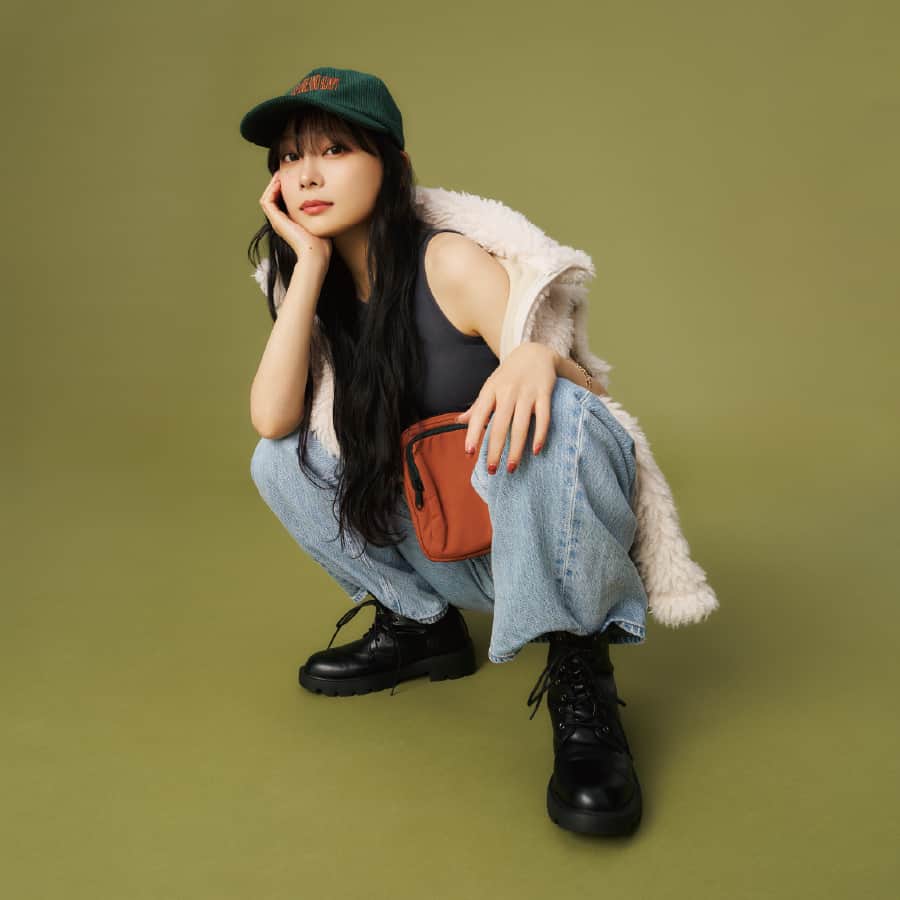 のインスタグラム：「【初秋靴子搶先入手！】 GU年度注目系列——秋冬時尚靴子現已登場！四款不同風格設計，同樣經典百搭，輕鬆配搭你喜愛的初秋穿搭！除了外型充滿時尚氣息外，各款靴子的穿著感亦十分舒適！驚人彈性及輕盈重量，讓你的每一步都舒適自在！ - Light weight volume sole lace up boots $299 Ultra stretch volume sole boots $299 Ultra stretch heel boots $299 Light weight volume sole Chelsea boots $299 - ✨ GU網絡旗艦店現已開幕！ 📲 即下載GU手機應用程式隨時隨地享受東京時尚樂趣！ - #GUHongKong #YourFreedom #GUStyle #GUBoots #NewArrival #TokyoFashion #Boots」