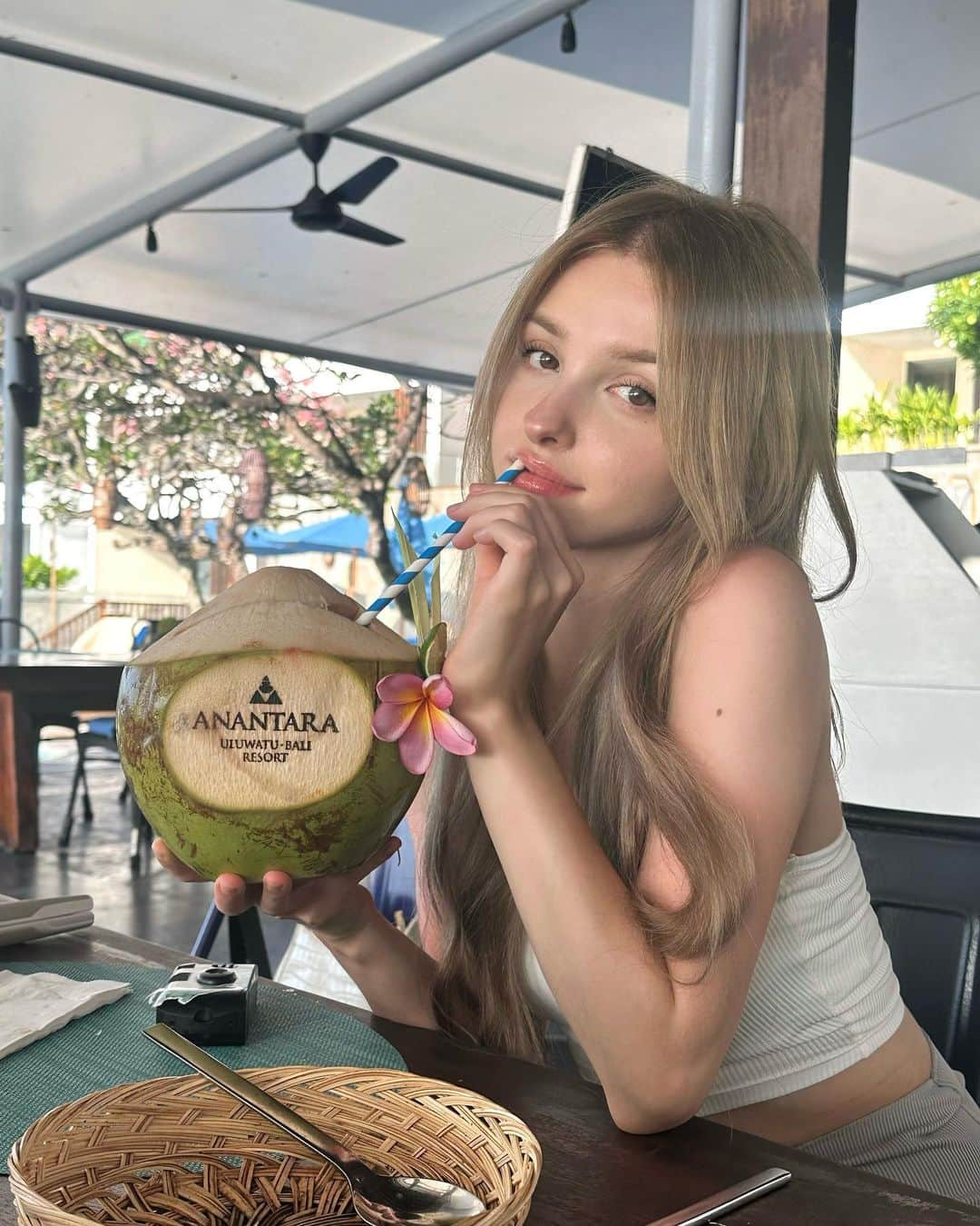 Elina 엘리나 (エリナ) のインスタグラム：「🥥🌴🤍」