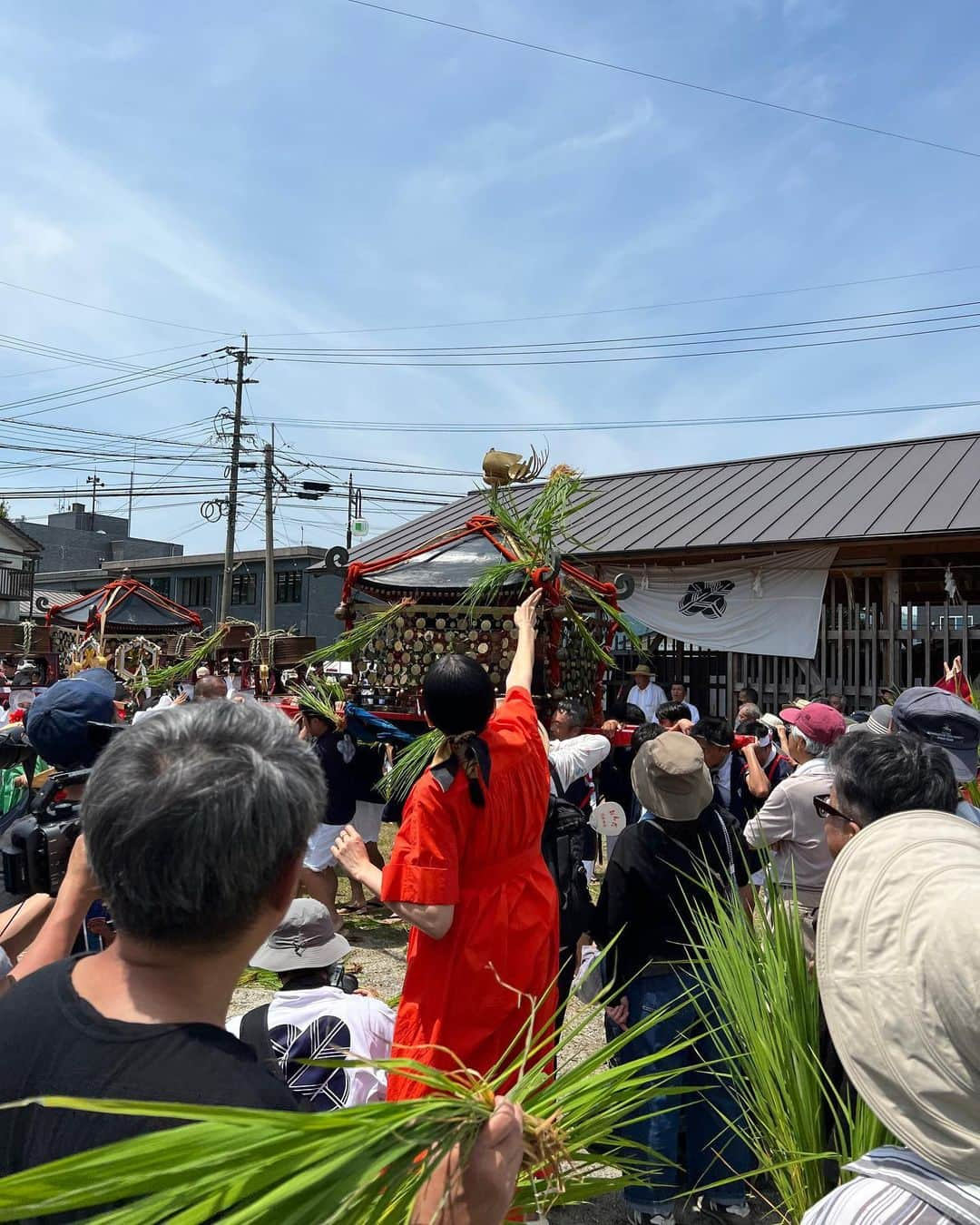 柴咲コウさんのインスタグラム写真 - (柴咲コウInstagram)「⌘ 熊本県･阿蘇くじゅう国立公園 ⌘  どこまでも続く平原で風に吹かれたり。  この日行われていたお祭りにこっそり参加したり😆  そして、阿蘇中岳火口付近にも行けました。  白濁とした60度くらいのお湯が湧いているそうです。  ♨️  西日本の雨の被害が心配です。 そして、マウイ島の大火災。  …気温も気象も、本当に激しくなってしまったと痛感せざるを得ぬ日々。  皆様のこころ穏やかでありますように。  #prayformauihawaii  #wildfire #台風 #線状降水帯」8月15日 22時07分 - ko_shibasaki