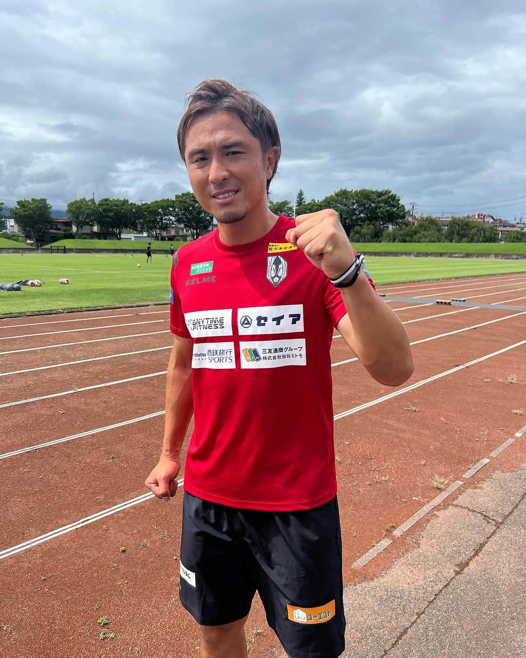 那須大亮のインスタグラム：「Jリーグに4年ぶりに復帰しました‼️  いわてグルージャ盛岡 に本日から1週間加入させて頂く事になりました  経緯として秋田社長と松原監督から以前からどこかのタイミングでチームを盛り上げほしいとお話を頂いてました  今回今週末愛媛FCとの試合があるタイミングでお話しを頂きチャレンジさせて頂く事になりました  個人的な事なのですが 今回の決断も昨年末スペインでサッカーをした時もう一度プレイヤーとして戦いたいと思いました  ですが引退原因の目の病気(斜視)があったのでなかなかフィジカル、スキル、気持ち的に厳しいと思っていました  先日目の手術をして経過も良かったのもありこのチャレンジを受けさせて頂きました  他もシーズン途中で加入する事、1週間という期間 選手、スタッフの想い様々な事を考えました  全てを考えた上で1週間という期間でも試合に出る、出ない関係なく勝利のためにできる事はある  チームの勝利につなげる1週間にする と覚悟ができた事での チャレンジになります  賛否はあると思います  チャレンジする事にリスク、失敗、賛否などは当たり前のようにあります  ですが覚悟が決まったら全ての言葉ではなくその下にある人の想いしかひろいにいきません  そのくらいチームが勝つ事、自分の可能性全てに覚悟を決めました  オールドルーキーチャレンジします⚽️  #岩手グルージャ盛岡  #Jリーグ復帰 #1週間 #4年ぶり #j3リーグ」