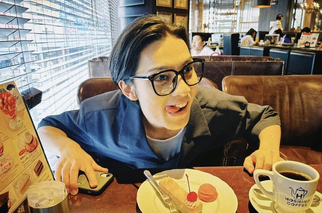 吉田知央のインスタグラム：「リキと場当たり合間の休憩時間  🍰  ☕️  #星乃珈琲店」