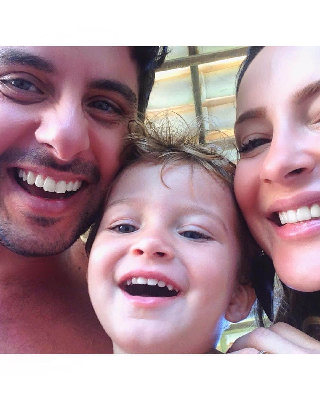 Claudia Leitteのインスタグラム：「Rafael, meu segundo filho, completa 11 anos hoje e pediu pra não postar fotos atuais dele no meu Instagram🤭- ele e Davi têm muita personalidade e são bastante discretos- mas, eu não resisto à uma homenagenzinha! É tanta gratidão por ser mãe de alguém como ele, que a vontade de gritar de alegria transborda. Acabei de deixar meus 3 filhos na escola e tive que me controlar pra não fazer show no portão de entrada. 😏 Meu menino do meio  é abençoado e maduro demais, mas, vai ser pra sempre meu bebê! Te amo, Rafa! Admiro sua grandeza e sei que eu e muitos iremos desfrutar do brilho de Jesus que te cobre por toda vida próspera e longa que você terá! Parabéns, filho lindo!」