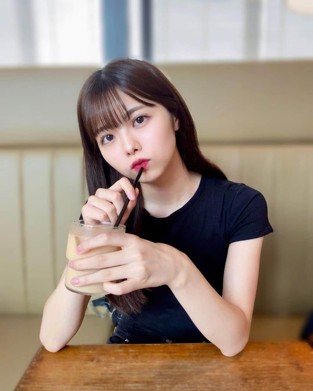 荒野姫楓さんのインスタグラム写真 - (荒野姫楓Instagram)「ひとくち飲みたいの？  .  皆さんはカフェに入ったら いつも何を飲んでますか？☕️  ちなみにこれはミルクティーです😉  .  #カフェ#休憩#休憩中#ミルクティー#名古屋#名古屋アイドル#アイドル#シンプルコーデ#ミニt#彼女感#SKE48#idol#Nagoya#asiangirl#asian#Japaneseidol#cafetime」8月15日 22時16分 - _arnhmk_