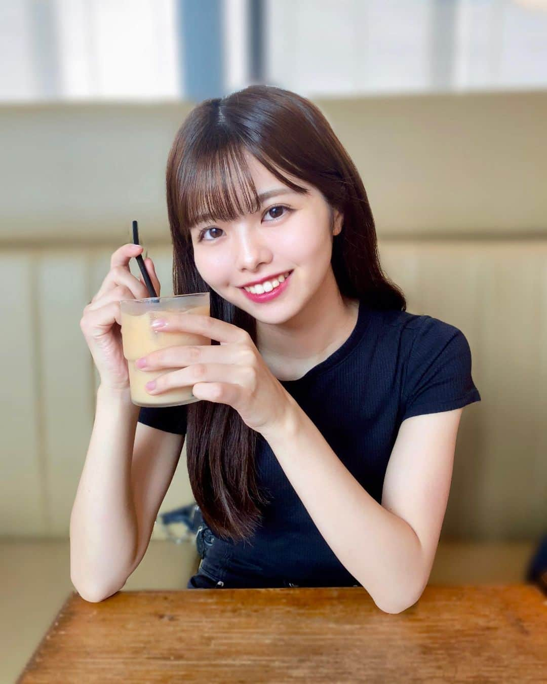 荒野姫楓のインスタグラム：「ひとくち飲みたいの？  .  皆さんはカフェに入ったら いつも何を飲んでますか？☕️  ちなみにこれはミルクティーです😉  .  #カフェ#休憩#休憩中#ミルクティー#名古屋#名古屋アイドル#アイドル#シンプルコーデ#ミニt#彼女感#SKE48#idol#Nagoya#asiangirl#asian#Japaneseidol#cafetime」