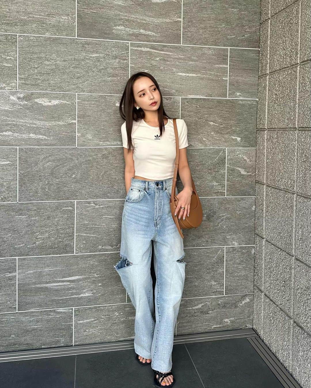 のインスタグラム：「@polene_paris 一気に上品に大人見えするムーンバック🌙色味も絶妙ですき〜 レザーバックのブランドなんだけど何個も持ってる☺︎  @grl_official のデニムはハイウエストでクロップド丈のトップスと合わせやすくて夏たくさん履いてる👖🫶🏻 裾はお直しだしてます  #poleneparis#grl#grl購入品#grlコーデ#meltthelady#adidasoriginals」