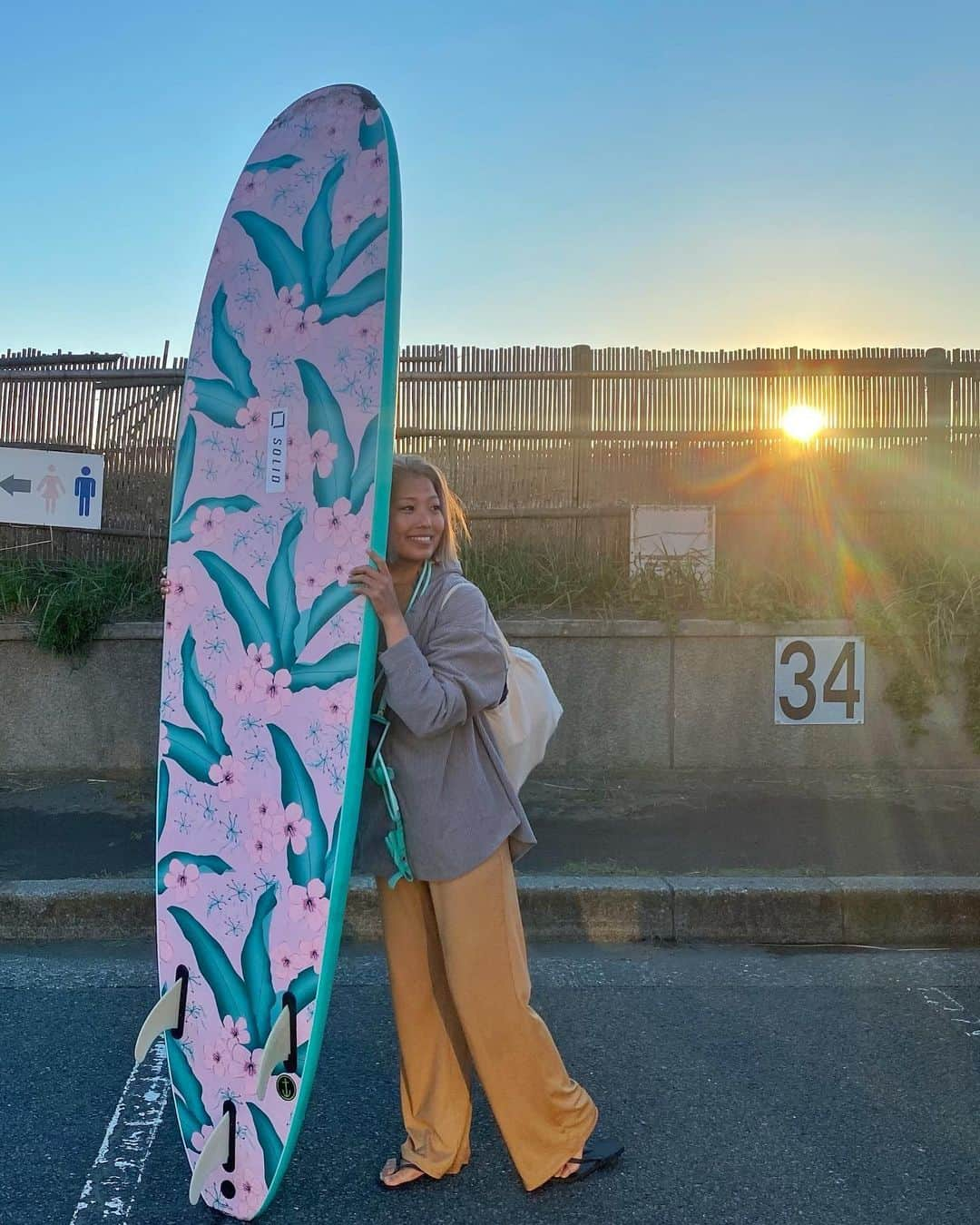 あきまっくすのインスタグラム：「海が恋しいいいい🏄🏽‍♀️🩵 サーフィンしてお腹ぺこぺこになってご飯うまぁ〜！！ってなるやつやりたい🥴🩵 参らなければ🏄🏽‍♀️🩵 . #サーフィン #江ノ島 #ガングロ」