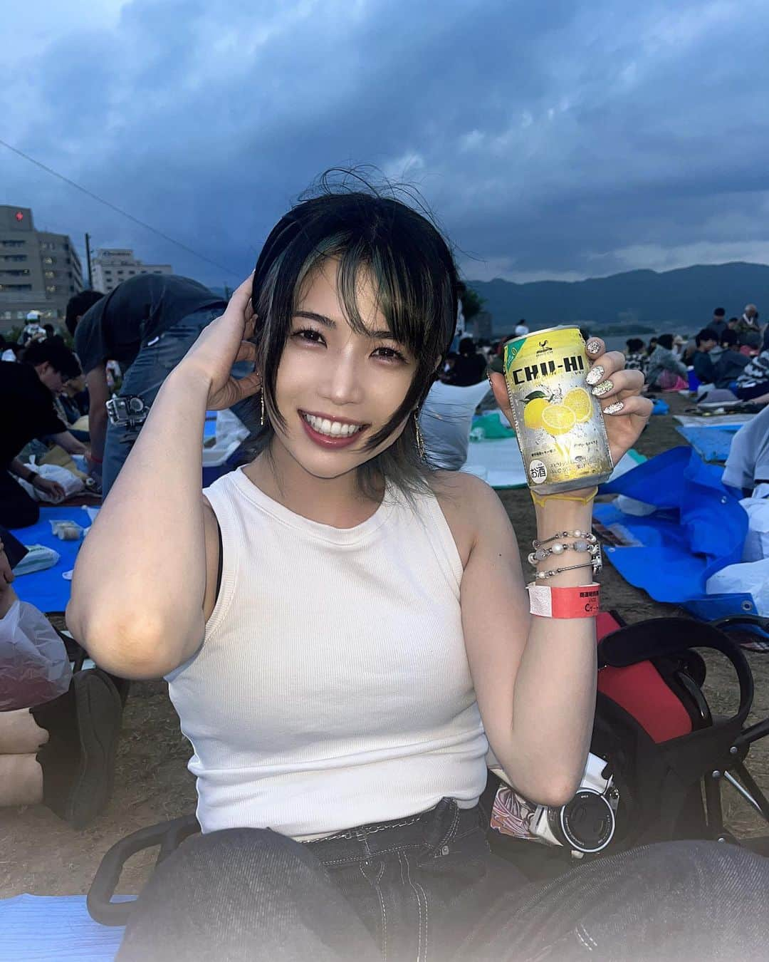 胡桃沢まひるさんのインスタグラム写真 - (胡桃沢まひるInstagram)「花火大会に行ってきた🎇 お酒はやっぱり手放せないやい♡  雨降らなくて本当に良かった🥺 今度動画で花火のお裾分けするねっ (髪の毛色落ちだいぶした)  #instalike #insagood #followforfollowback #follwme #japan #japanese #cosplay #cosplaygirl #cosplayer #japanesegirl #4llowme  #諏訪湖 #諏訪湖花火大会 #諏訪湖祭湖上花火大会 #諏訪湖花火 #チューハイ #アルコール」8月15日 22時31分 - mahiru104