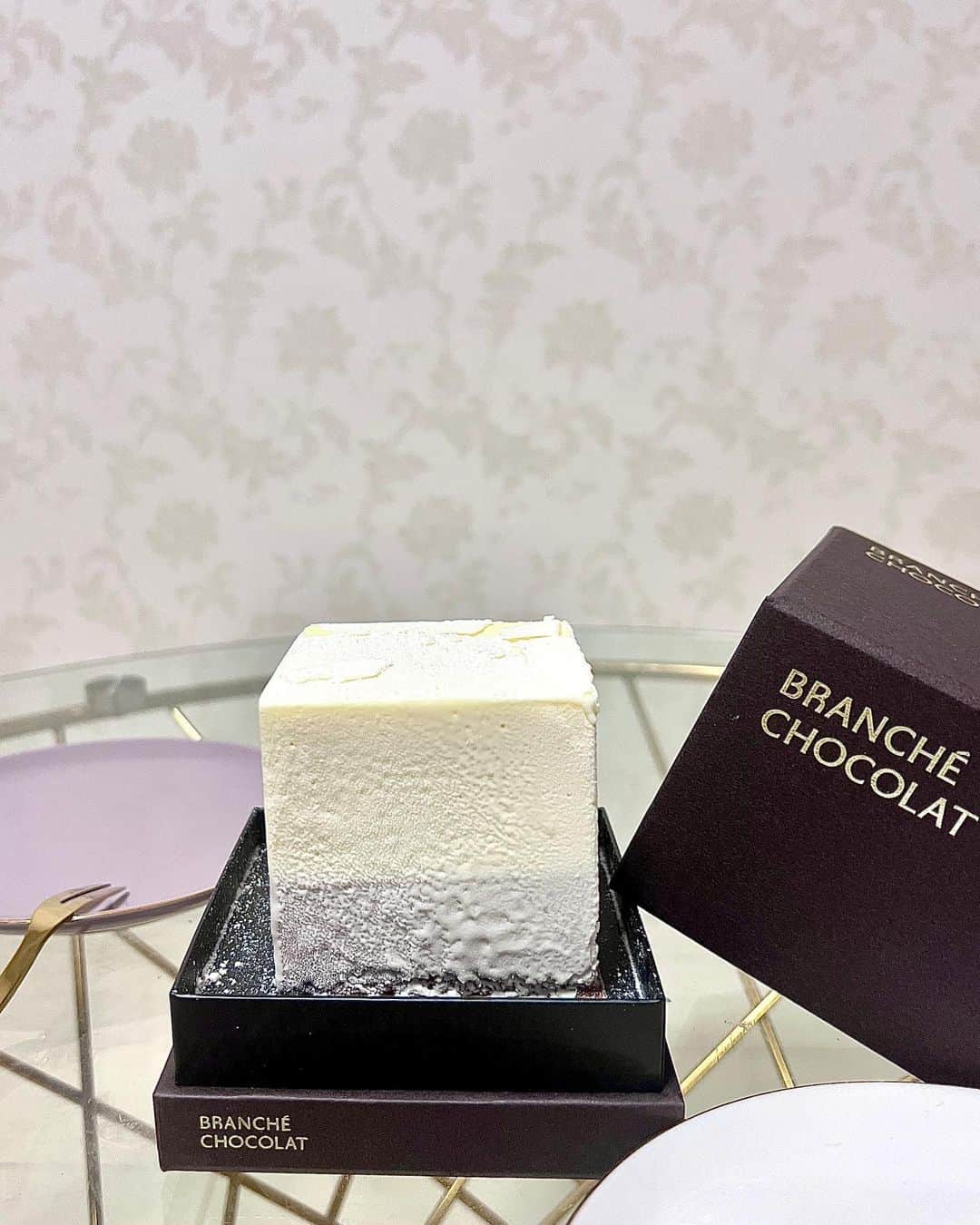 佐藤瀬奈さんのインスタグラム写真 - (佐藤瀬奈Instagram)「⠀ @branche_chocolat の「至極のカレ・オ・ショコラ GIFT BOX」で、寝かしつけ後の贅沢時間♡⠀ ⠀ 想像を遥かに超える濃厚さに、一口目からとろけた…🤤💕⠀ ⠀ 下からブラウニー、ミルクチョコレート、ホワイトガナッシュの3つの層になっていて、口の中で色んな味と食感が楽しめるの🥰⠀ ⠀ 小さめサイズで可愛いけど、本当に濃厚で満足感が凄いから4人とかで分けても良いかも🫶 特別な日に食べたくなる贅沢ケーキでした💓 ・ ・ ・ #branche_chocolat  #至極のカレオショコラ  #おうちカフェ」8月15日 22時24分 - senapuu