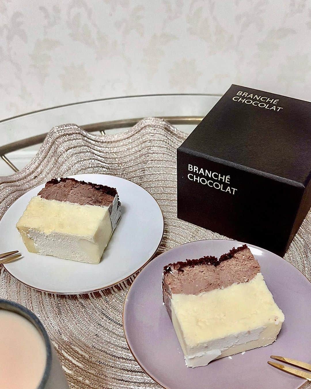 佐藤瀬奈さんのインスタグラム写真 - (佐藤瀬奈Instagram)「⠀ @branche_chocolat の「至極のカレ・オ・ショコラ GIFT BOX」で、寝かしつけ後の贅沢時間♡⠀ ⠀ 想像を遥かに超える濃厚さに、一口目からとろけた…🤤💕⠀ ⠀ 下からブラウニー、ミルクチョコレート、ホワイトガナッシュの3つの層になっていて、口の中で色んな味と食感が楽しめるの🥰⠀ ⠀ 小さめサイズで可愛いけど、本当に濃厚で満足感が凄いから4人とかで分けても良いかも🫶 特別な日に食べたくなる贅沢ケーキでした💓 ・ ・ ・ #branche_chocolat  #至極のカレオショコラ  #おうちカフェ」8月15日 22時24分 - senapuu