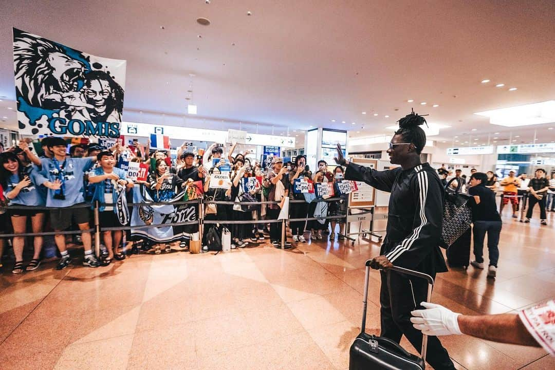 バフェティンビ・ゴミスのインスタグラム：「What a welcome ❤️  The lion is here 🐾🇯🇵」