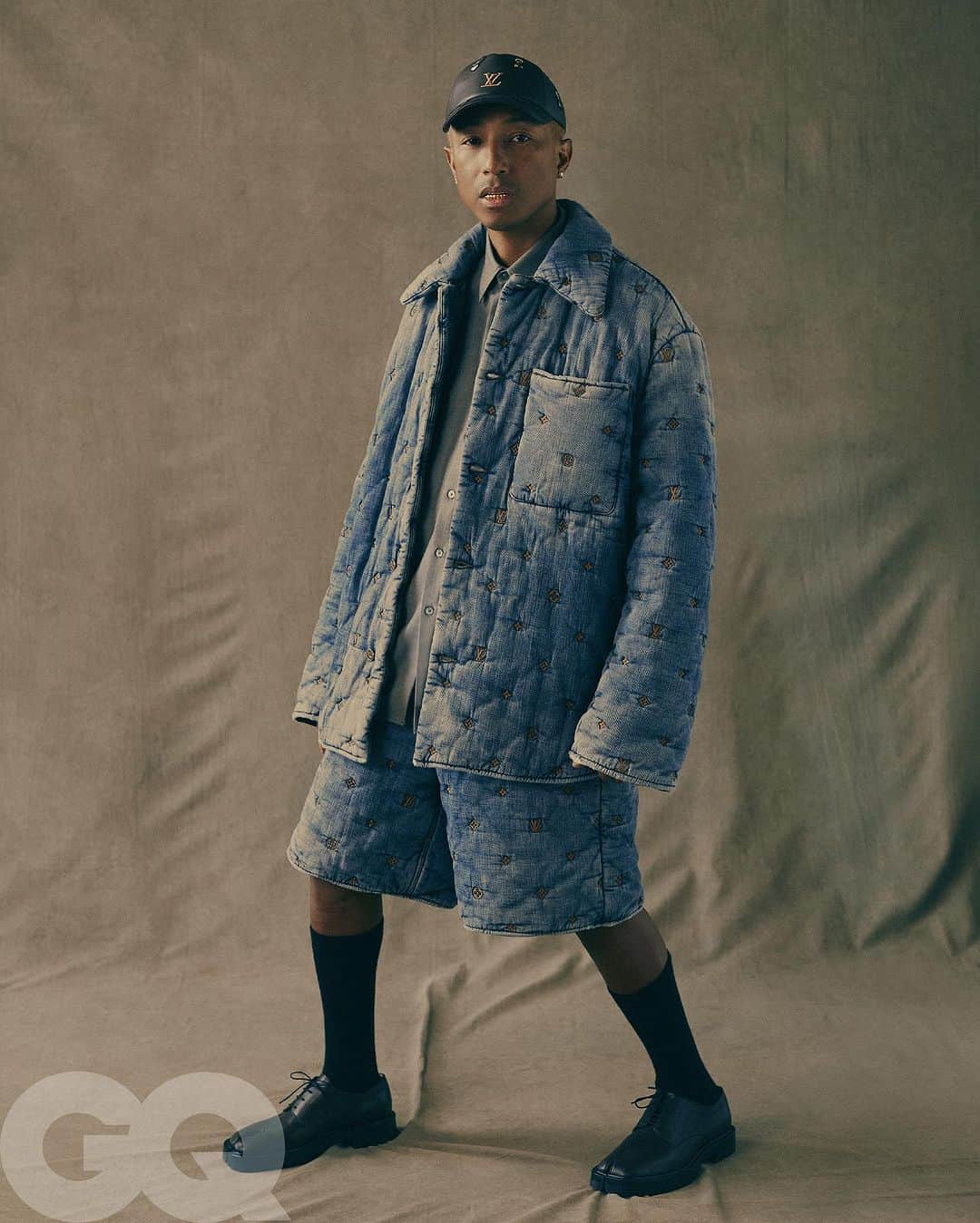 GQさんのインスタグラム写真 - (GQInstagram)「Pharrell’s first @louisvuitton collection is massive. One of the largest menswear collections that the brand has ever produced and shown. But the designer’s process, he says, is pretty simple—he imagines himself shopping.   “I look at myself like I’m the real customer. So I design for what it is that I want and what I’m going to need.”   At the link in bio, @Pharrell gave GQ an unprecedented inside look at his bold plans for Louis Vuitton and the way he’s challenging the status quo in luxury fashion.   Written by @noahvjohnson  Photographed by @latourfanny  Styled by @mobolajidawodu」8月15日 22時30分 - gq