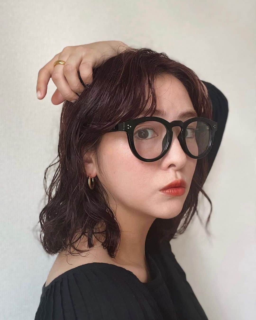 菅谷梨沙子さんのインスタグラム写真 - (菅谷梨沙子Instagram)「New hair 🍇 暗めでほんのり赤をいれてもらった( ✌︎'ω')✌︎ 秋っぽいカラーでお気に入り！  アクセサリーはまた新しく最近ゲットした @lucen__official__ の。 横から見ると🌙のようた形で一目惚れでした。 ちなみにリングも同じルーセンの🖐🏻  クーポンもまだ使えるみたいなので、載せておきますね！  クーポンコード：rs500 （500円offになります🏷）  #LUCEN #ルーセン #金属アレルギー対応アクセサリー #アクセサリー  #ピアス #リング」8月15日 22時31分 - risako_sugaya