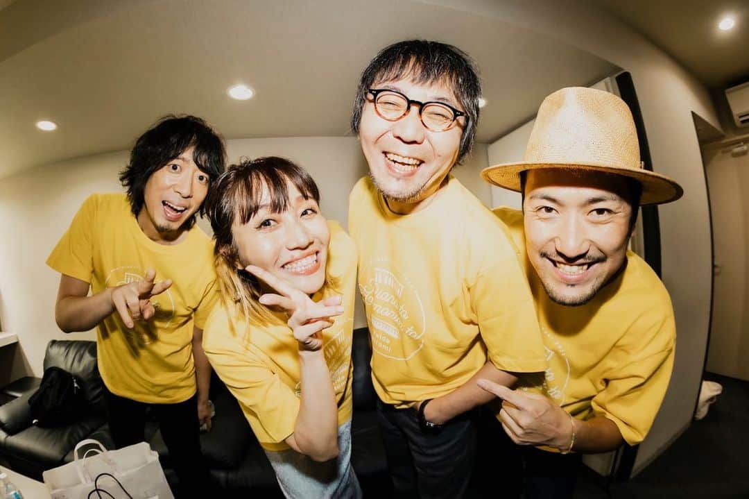 矢井田瞳さんのインスタグラム写真 - (矢井田瞳Instagram)「渋谷にて「ピアノとハーモニカと」✨  千秋楽ということもあって、会場はど頭からすごい熱量！🥺🔥  ゲストには鶴ちゃんも来てくれて、このツアーの全てを出し切る事ができました！  これをもって、全国ツアー無事完走！  参加してくれたみなさん成功を祈ってくれていたみなさん本当にありがとうございました！  関わってくれた全てのスタッフのみなさんにも感謝です♡  photo by @sueyoshiryouta」8月15日 22時41分 - hitomi_yaida