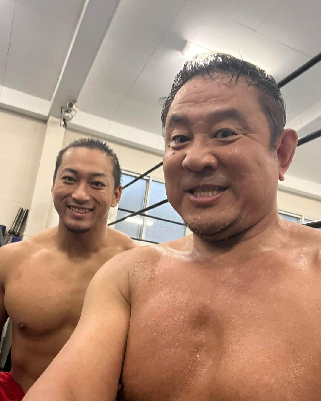 永田裕志さんのインスタグラム写真 - (永田裕志Instagram)「今日の夕方トレーニングをしようと道場に行ったら、翔太と遭遇‼️  G1後まだ疲れが取れてないはずなのに、ガッチリトレーニングしてました。  その若さが羨ましい‼️  なので一緒に今後に向けて熱の入った練習をしてしまいました。  何を練習したかは内緒です。  どうやらこれから一緒に戦っていく可能性が高そうなので、丁度良いタイミングでの遭遇だったかな(笑)⁉️  #njpw #永田裕志  #海野翔太」8月15日 22時33分 - yuji_nagata