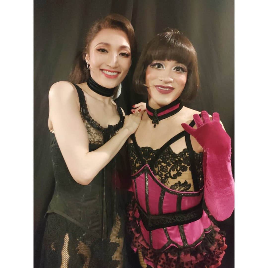 のインスタグラム：「❤️‍🔥 #ムーランルージュザミュージカル #ベイビードール  #シュートチェン くん ⁡ シューちゃんはガイズの時はHOT BOX仲間🐣 今回はラブリーシスター💓 本当に可愛くて、でもパワフルで‼︎ こんな子が近くにいてくれたら、そりゃサティーンママも頑張っちゃいますわ❤️‍🔥 ⁡ 人見知りのシューちゃん 今回、明るくみんなに話しかける姿に勇気をもらっていました✨ ⁡ ブレた写真かわいい。 ⁡ #ムーランルージュファミリー #今週も始まりました❤️‍🔥 ⁡ #台風や大雨まだまだ心配ですね」