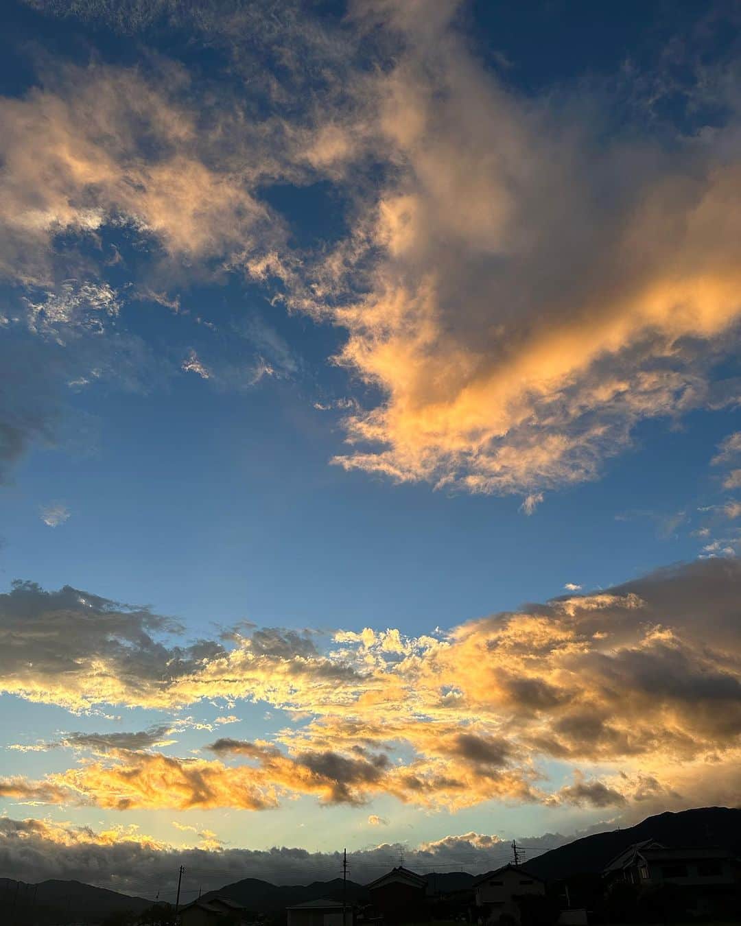 松井絵里奈さんのインスタグラム写真 - (松井絵里奈Instagram)「🪷 2023.08.10 am5:00 早起きをして… 藤原宮跡へ。  美しい蓮の花と虫の声。  懐かしい地元 奈良県橿原市 (かしはらし)の空気。  朝の清々しい時間。 佇んでいるだけで幸せが溢れてきました。  歴史を感じるこの場所が大好き。  何度も何度もありがとうございます🙏🏻って言いながら、 朝日を眺めていたら、 優しい霧のような雨が降ってきて 後ろを振り向けば… 虹がかかっていました。  こんなに、はっきりくっきりした 虹に出会えるなんて。🌈  その奇跡にも感謝が溢れました。  @kashihara_official   #kashi_iro #奇跡の連続 #1日を大切に #蓮の花 #蓮の花の命は4日間  #美しく咲く #ありがとう #自然がおりなすサプライズ #美しい調べ #かしはら散歩 #奈良県橿原市 #かしはらし #奈良愛 #大和三山 #松井絵里奈」8月15日 22時39分 - erina74xx