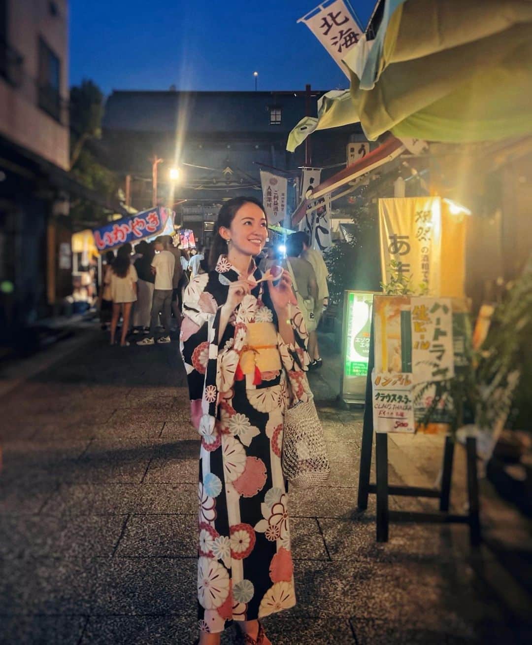 小林美季のインスタグラム：「浴衣着る機会あってよかった*  昔から持ってる気に入っていた レトロな感じの浴衣がどうしても見つからなかったのです、、、 んーーーーどこいった  ヨーヨーとチョコバナナがなかったけど あんず飴食べられて満足♡  お祭りはいいなぁ🌺」