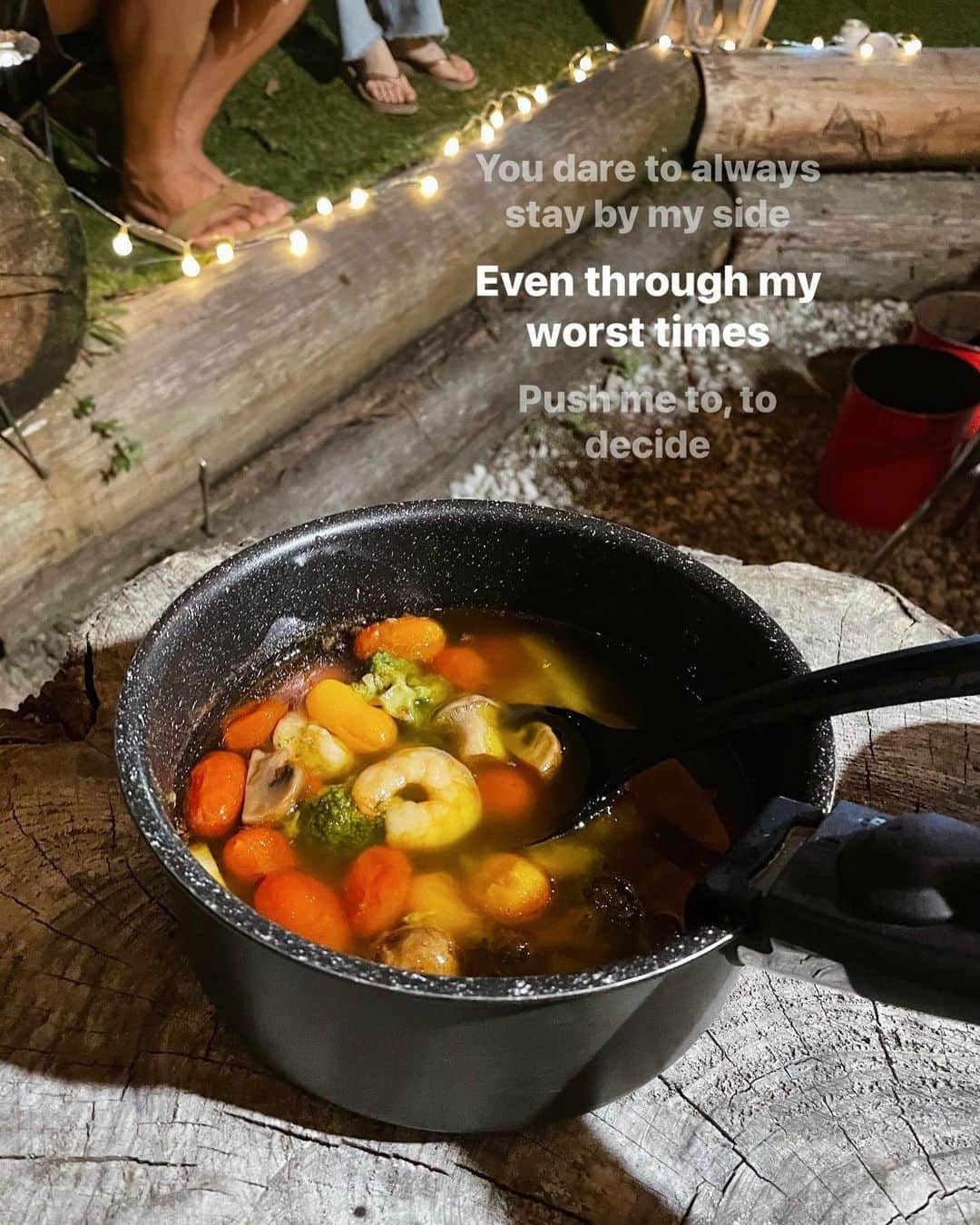 mamany704のインスタグラム：「* * 久しぶりにみんなでわちゃわちゃして、最高に楽しかった🥺🌲 * * 霜降りカルビはみんな食べてくれなくて私がたいらげ、 ウィナチは1000本ぐらいありそうなぐらいあり、 まおはずっとスナックのママのようにしゃべり続け、 誰も世代でもないTUBEを聴きながらイントロクイズして、 とにかく全部楽しくて最高なお盆でした🤗♡ * * #summer#summervacation#vacation#bbq#aholidayhome」