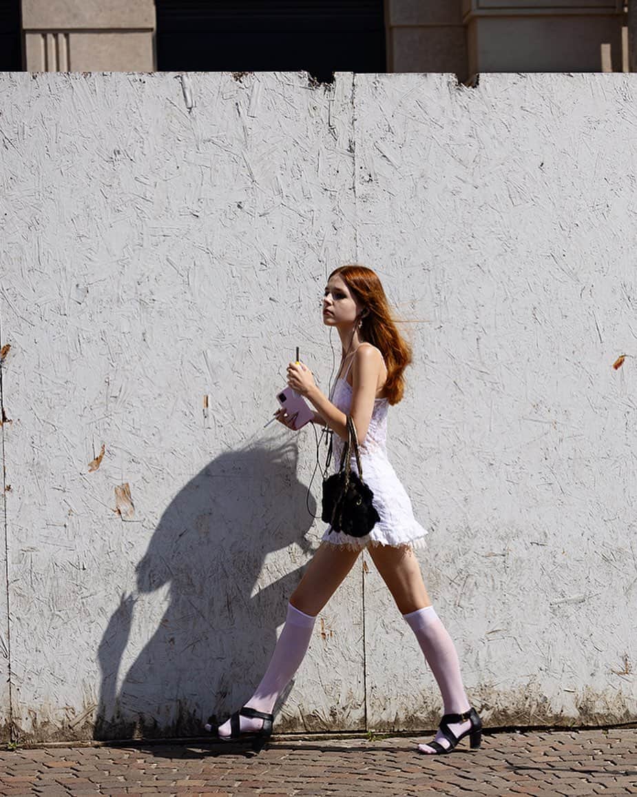 スコット・シューマンのインスタグラム：「Is it just me or does this magical woman’s shadow not match her body position? 🧐 Milan (of course)」