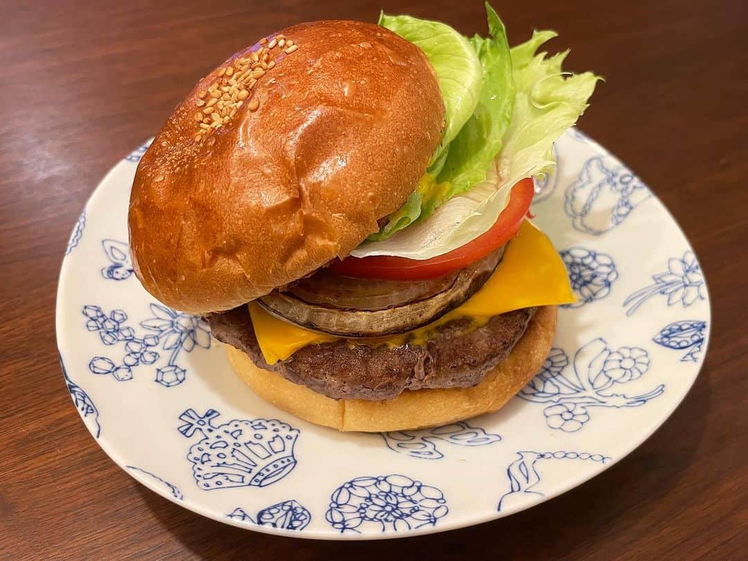 田中良子さんのインスタグラム写真 - (田中良子Instagram)「ハワイで２２年連続、地元投票でBest バーガー賞を受賞している Teddy's Bigger Burgersが手掛けるバーガーが、自宅で簡単に作れる宅配セットです🍔✨  こんな本格的なバーガーがおうちで味わえるって最高っ！！ しかも好きな具材を切って挟むだけで めちゃくちゃオシャレになります！😂👏✨ バーガーラップ(バーガー包む紙)までついてる！！！ペーパーナプキンまで！！ お家にはなかなかないアイテムなので、ついてると嬉しい〜☺️  内容は バンズ パティ シーズニング スペシャルソース  バーガーラップ ペーパーナプキンがそれぞれ６食分  テディーズビガーバーガー創業時からの秘伝の自家製スペシャルソースもついてて、 もう家が店(の味)😭❤️👏になりました！！！  このパティを使ってロコモコ丼や、ハンバーグオムライスなんかもできるし、アレンジは自由自在です🍔🥪🍳🍛🙆‍♀️ 私もやってみました！ めちゃくちゃ美味しかった〜🫶✨✨  この内容で６食分ならキャンプや、バーベキューでも使えそう！！ おうちでハンバーガーパーティとかもいいかも😍  #ハンバーガー #ハワイグルメバーガー #テディーズビガーバーガー #通販バーガー #通販ハワイバーガー #teddysbiggerburgers #おうちごはん #通販グルメ #ロコモコ #通販   https://allhawaiistyle.com/?pid=151807126」8月15日 22時46分 - tanakaryoko102