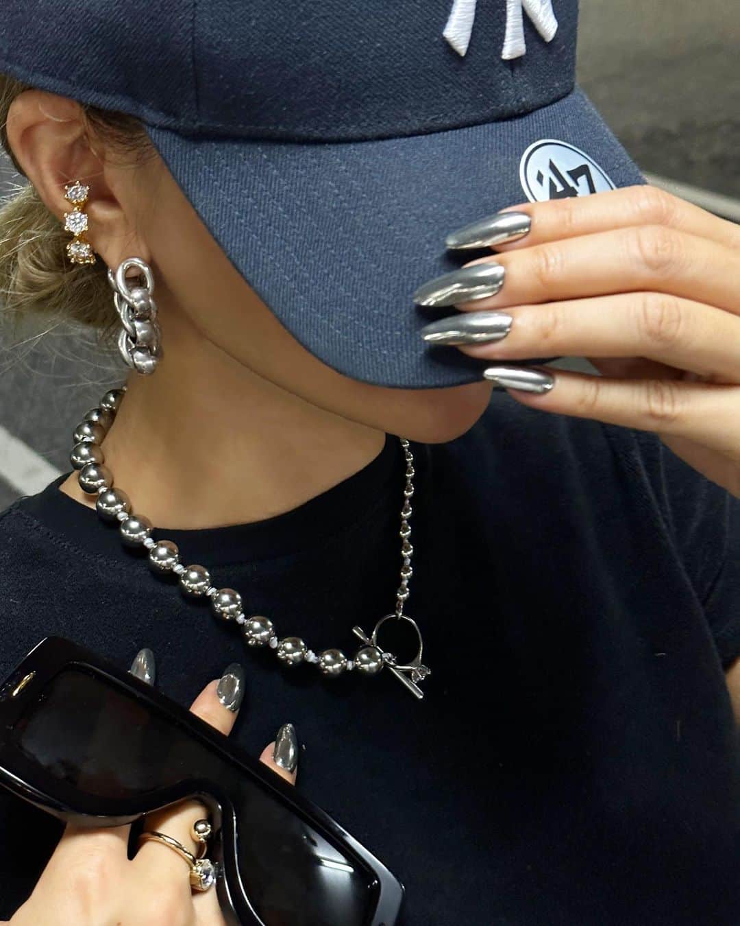 MARISさんのインスタグラム写真 - (MARISInstagram)「New nails 💅silver chrome 🩶 by @crescemt._y  Thank you so much⛓️🩶  New accessories @d_heygere ⛓️ Necklace and ear cuff are so pretty !! @d_heygere はマルジェラのデザイナーだけあってめっちゃくちゃ可愛いネックレスとイヤーカフ 🩶お友達のshop @xone__studio で取り扱ってるよ⛓️最近のお気に入り‼︎Thank youuuuu🩶   シルバーのピアスはBottega @fwrd ⛓️ New sunglasses 🕶️: @loewe  chain earings #bottegaveneta from @fwrd ⛓️  最近のネイルとアクセサリー💎 ギラギラシルバー気分🩶⛓️ @fwrd セール今日から始まってるから前の投稿みてね🫶🏾 #fwrd #lookfwrd #ルックフォワード #accessories #sunglasses #silver #new #nails #fashion」8月15日 22時46分 - marristea