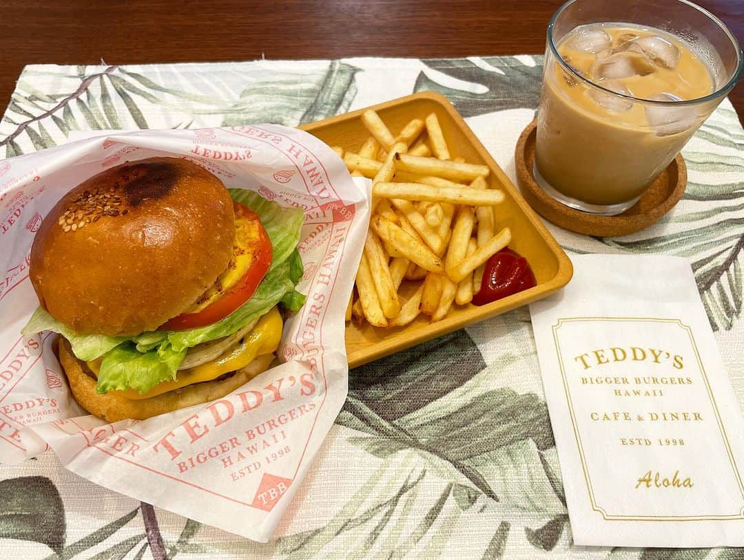 田中良子のインスタグラム：「ハワイで２２年連続、地元投票でBest バーガー賞を受賞している Teddy's Bigger Burgersが手掛けるバーガーが、自宅で簡単に作れる宅配セットです🍔✨  こんな本格的なバーガーがおうちで味わえるって最高っ！！ しかも好きな具材を切って挟むだけで めちゃくちゃオシャレになります！😂👏✨ バーガーラップ(バーガー包む紙)までついてる！！！ペーパーナプキンまで！！ お家にはなかなかないアイテムなので、ついてると嬉しい〜☺️  内容は バンズ パティ シーズニング スペシャルソース  バーガーラップ ペーパーナプキンがそれぞれ６食分  テディーズビガーバーガー創業時からの秘伝の自家製スペシャルソースもついてて、 もう家が店(の味)😭❤️👏になりました！！！  このパティを使ってロコモコ丼や、ハンバーグオムライスなんかもできるし、アレンジは自由自在です🍔🥪🍳🍛🙆‍♀️ 私もやってみました！ めちゃくちゃ美味しかった〜🫶✨✨  この内容で６食分ならキャンプや、バーベキューでも使えそう！！ おうちでハンバーガーパーティとかもいいかも😍  #ハンバーガー #ハワイグルメバーガー #テディーズビガーバーガー #通販バーガー #通販ハワイバーガー #teddysbiggerburgers #おうちごはん #通販グルメ #ロコモコ #通販   https://allhawaiistyle.com/?pid=151807126」