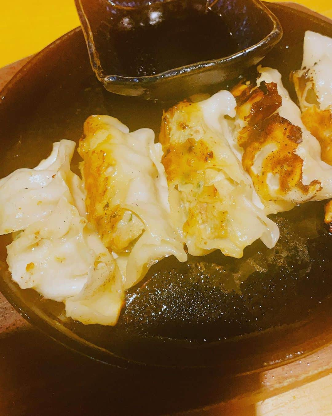 向清太朗のインスタグラム：「餃餃餃〜！ 串カツ屋の餃子も肉にこだわってて美味なんだ餃〜！ この肉餃子はしっかりスタンダードな美味しさがある！ こちら中目黒の串むすび博さん！ 餃子だけでなく串カツも当然ながら美味くて中目黒とは思えないコスパの良さなので是非食べて欲しい餃〜！  #餃子 #肉餃子 #串むすび博  #餃子君 #串カツ食べたい夏だよね #人生変えちゃう夏かもね的な #肉と炭酸で流し込むの最高 #餃子とビールは文化です #のやつ #川島ねごと #天津向 #餃餃餃」