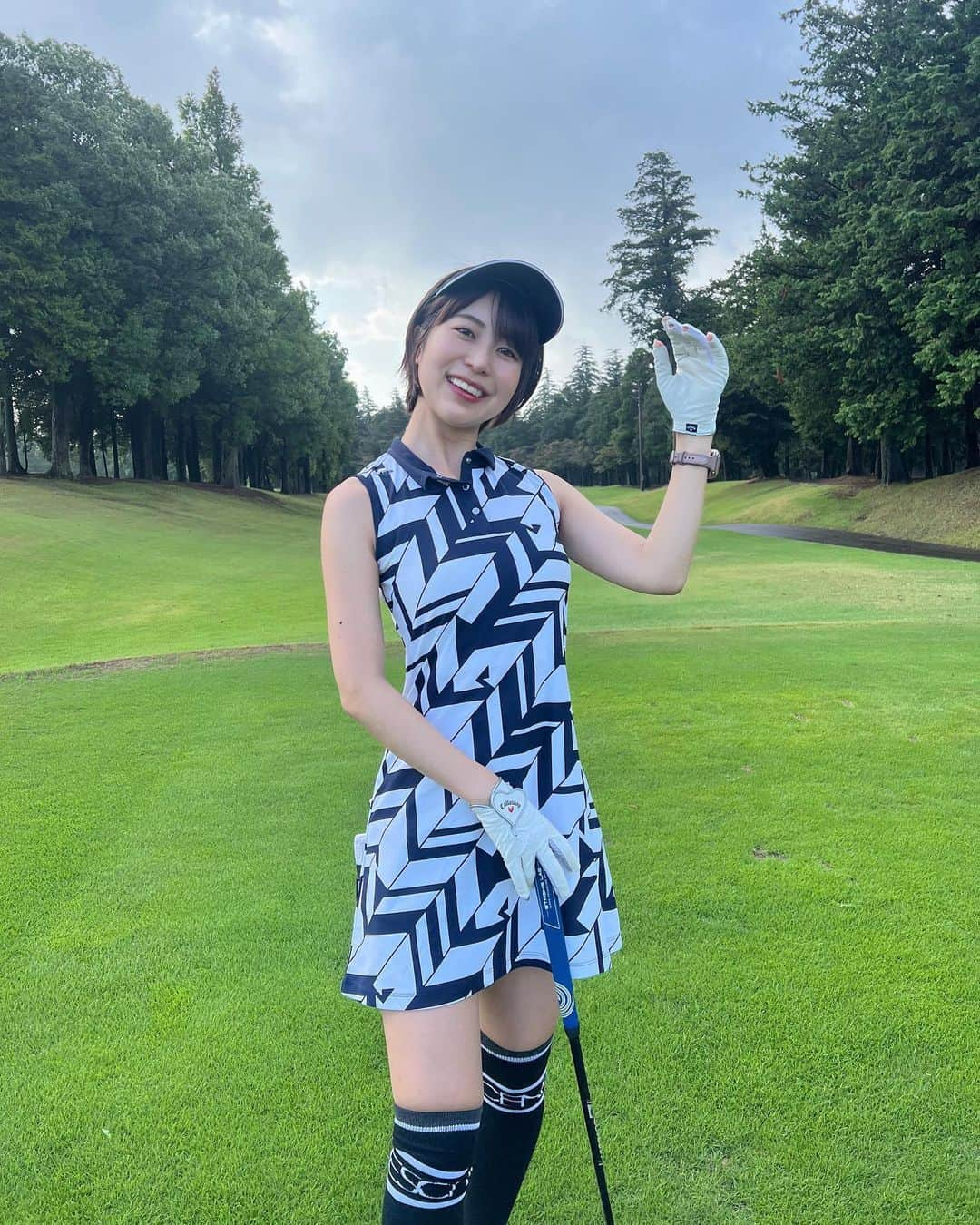 小林由依のインスタグラム：「* 初ラウンド⛳️ 早朝スタートだったから涼しい時間からできた⛅️☺️ ⁡ 初めての18ホールは 打ったら走る、事故らない を目標にがんばりました😂笑 ⁡ スコアは142（かなり大目に見てもらった🥹）。 ⁡ ⁡ 心配してたお天気も なんとか持ってくれてよかった！ ⁡ ゴルフ、より一層ハマりそうだ〜〜 ⁡ ⁡ ⁡ . . . . . ⁡ ⁡ ⁡ #デサントゴルフ #デサント #descentegolf #キャロウェイ #callawaygolf #ワンピースコーデ #ワンピース #サンバイザー #ニーハイソックス #ゴルフ #ゴルフウェア #ゴルフコーデ #ゴルフ女子コーデ #ゴルフ初心者 #ゴルフ女子 #ゴルフ練習 #ゴルフ場 #ゴルフレッスン #ゴルフファッション #ゴルフ好き #ゴルフクラブ #ゴルフスコア #早朝ゴルフ #朝ゴルフ #千葉ゴルフ場 #千葉 #四街道 #四街道ゴルフ倶楽部 #ショートヘア #休日」